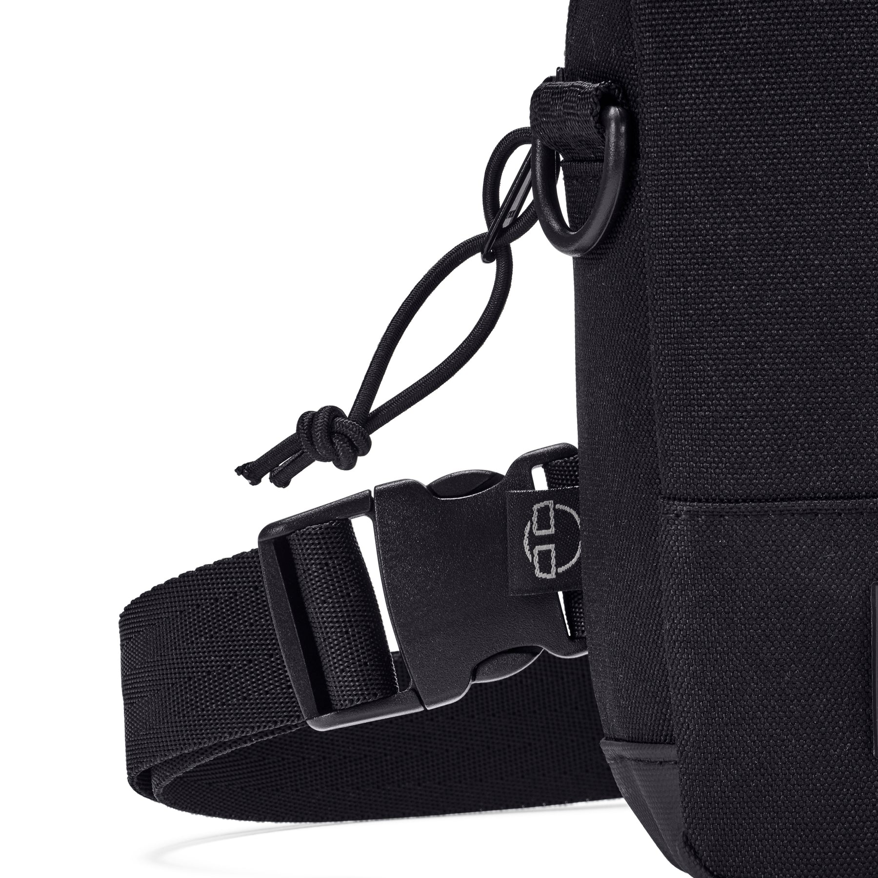 Schwarzer Front Pack 'Arthur' mit verstellbarem Gurt und Schnalle aus strapazierfähigem Material