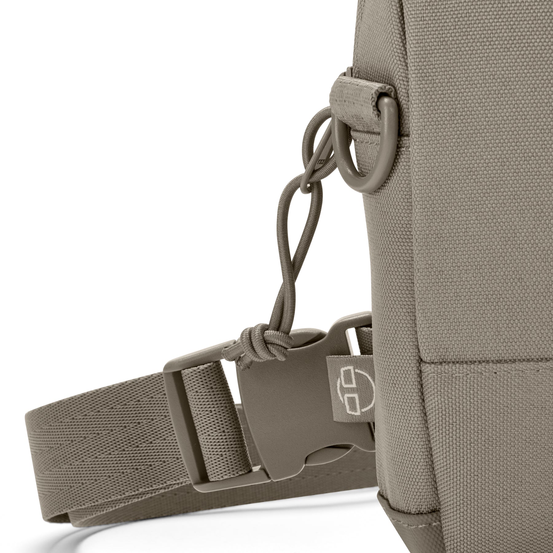 Nahaufnahme des grauen Front Packs 'Arthur' von Johnny Urban mit Gurt und Schnalle