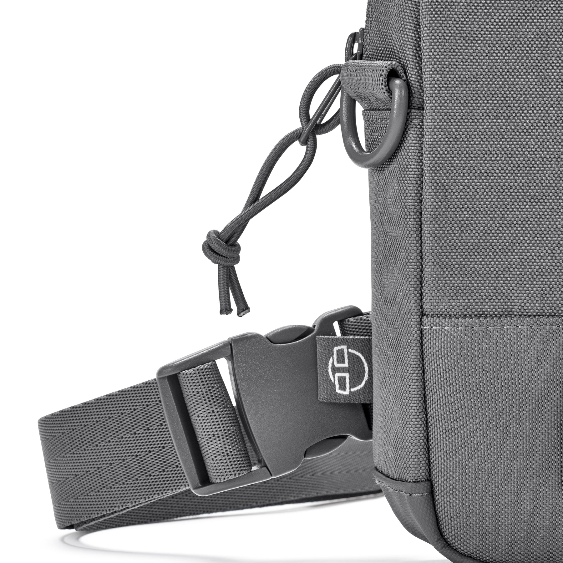 Detailaufnahme des schwarzen Front Packs 'Arthur' mit Schnalle und Träger aus robustem Gewebe