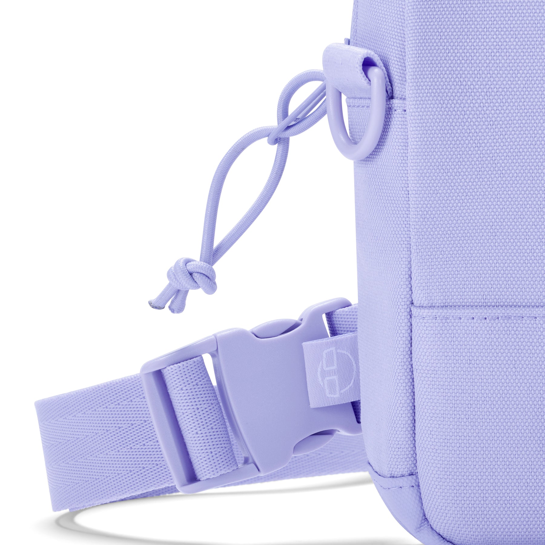 Nahaufnahme der lilafarbenen Schnalle und des Gurts des Front Packs 'Arthur' von Johnny Urban