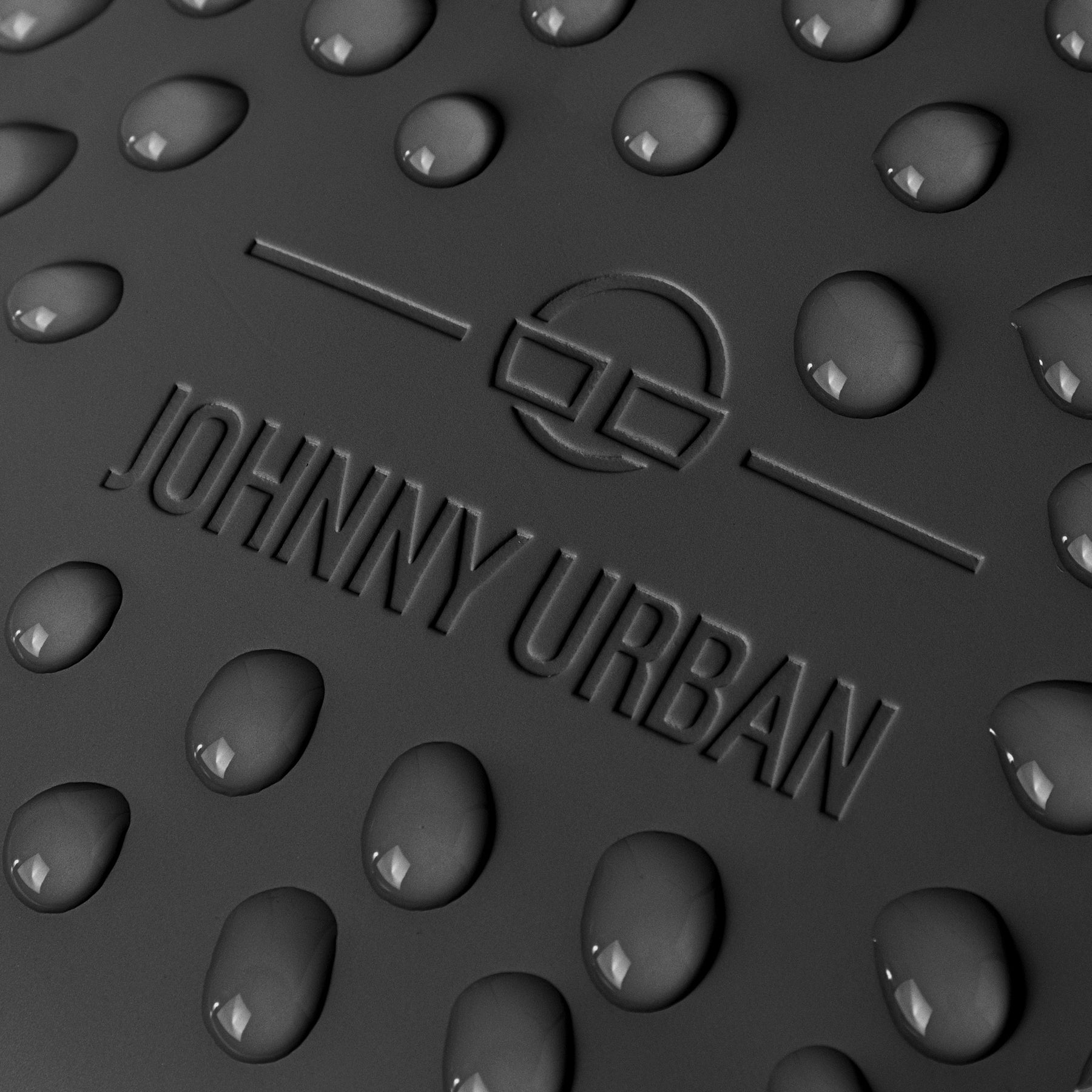 Detailaufnahme des wasserabweisenden Front Packs "Toby" von Johnny Urban mit prägnanten Wassertröpfchen auf schwarzem Material