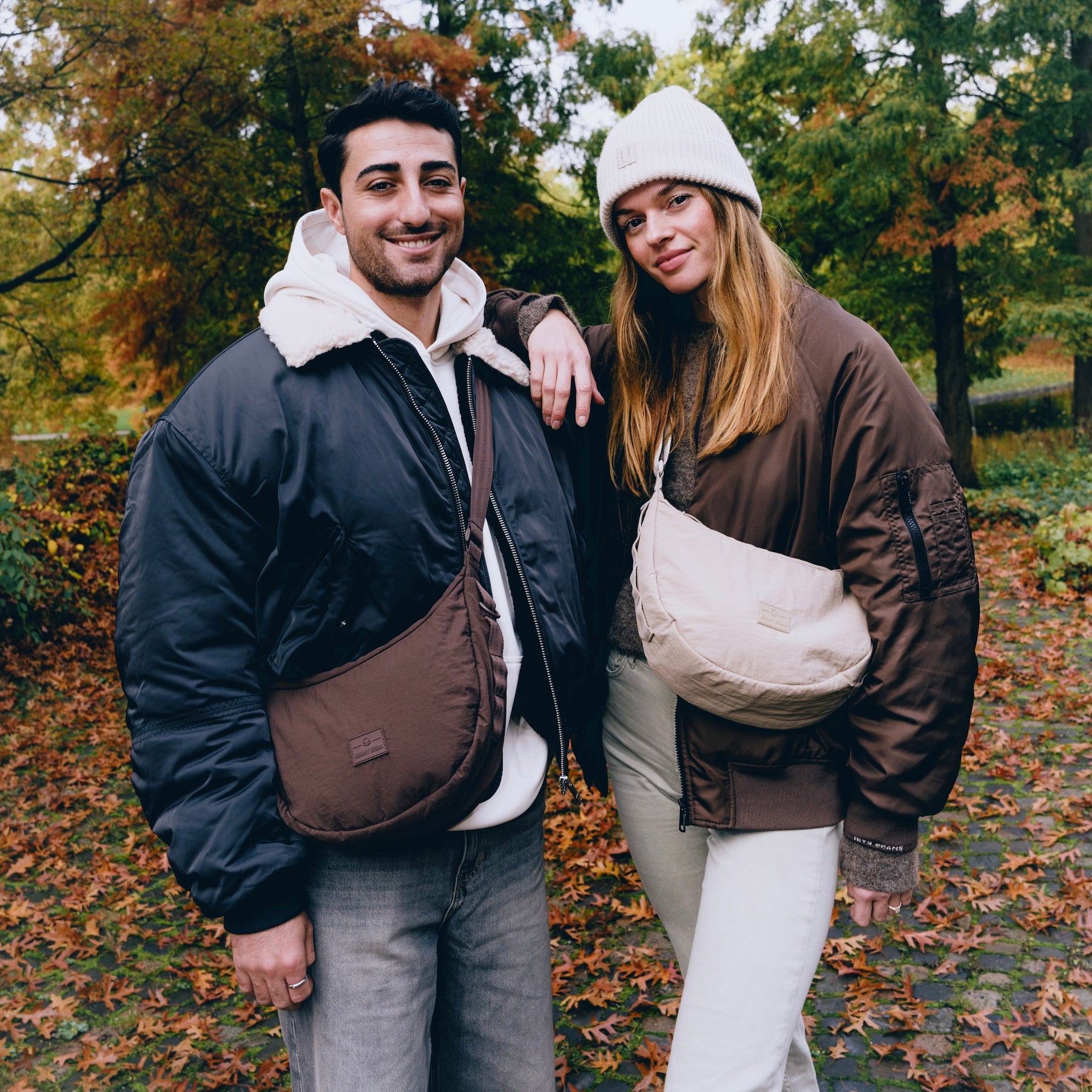Zwei Personen im Herbst mit Half Moon Bags 'Kaia Medium', eine braun, eine cremefarben