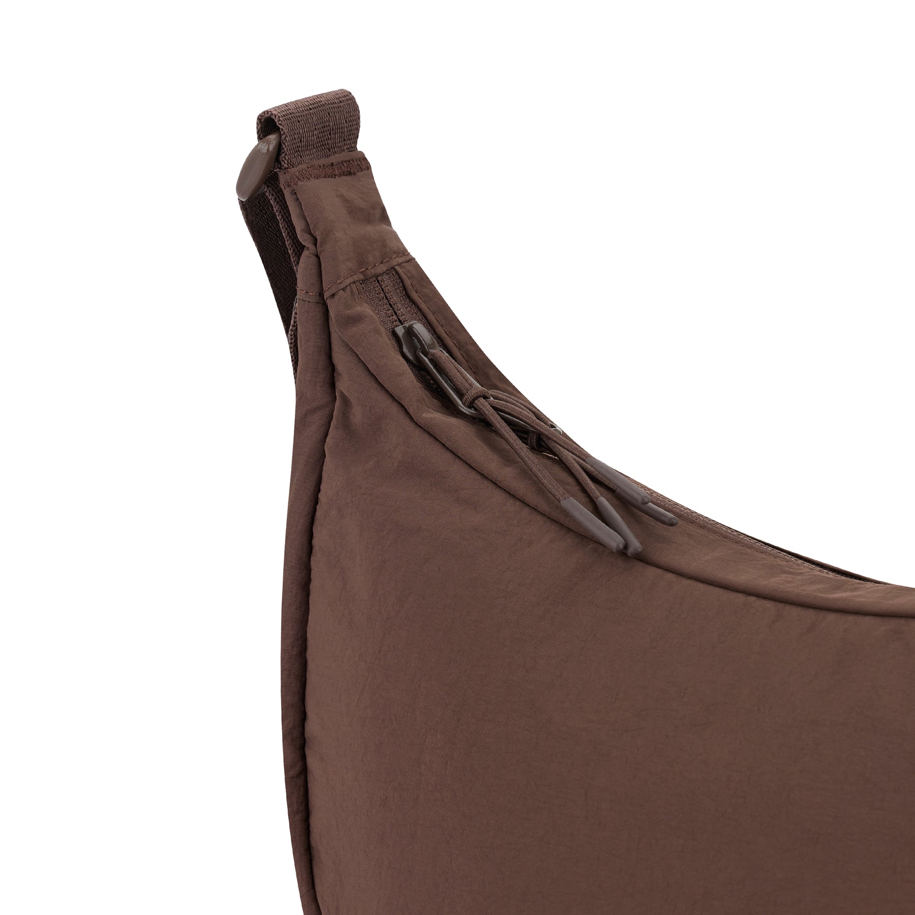 Johnny Urban Halbmondtasche 'Kaia Medium' in braun mit Reißverschluss