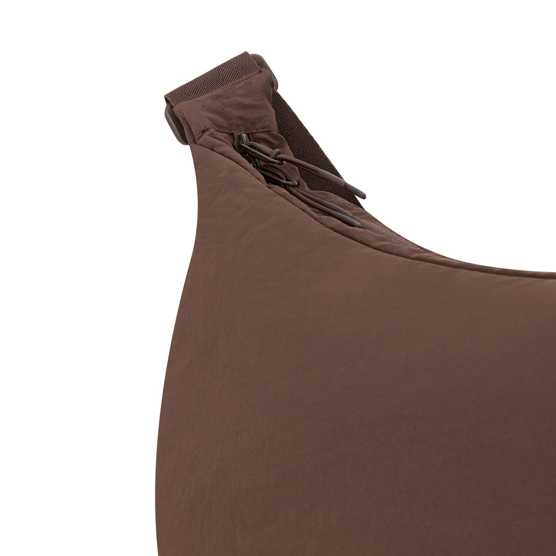 Braune Half Moon Bag Kaia XL von Johnny Urban mit verstellbarem Riemen und Zugband