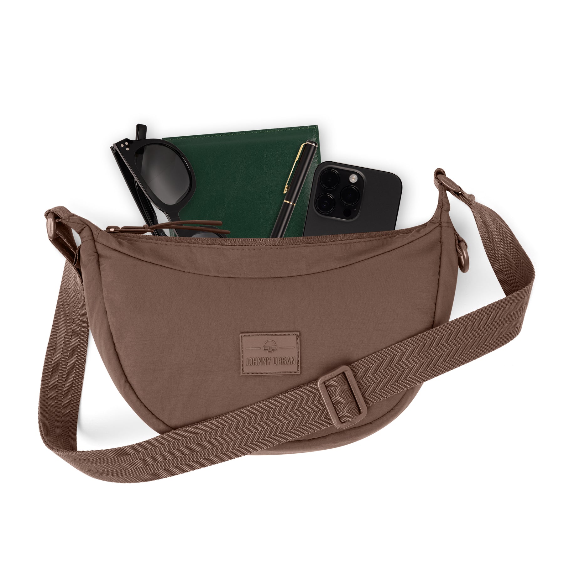 Johnny Urban Half Moon Bag Kaia Small in Braun mit Sonnenbrille, grünem Portemonnaie, Stift und Smartphone