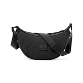 Johnny Urban Half Moon Tasche 'Kaia Small' in Schwarz mit verstellbarem Schultergurt und Logo-Patch