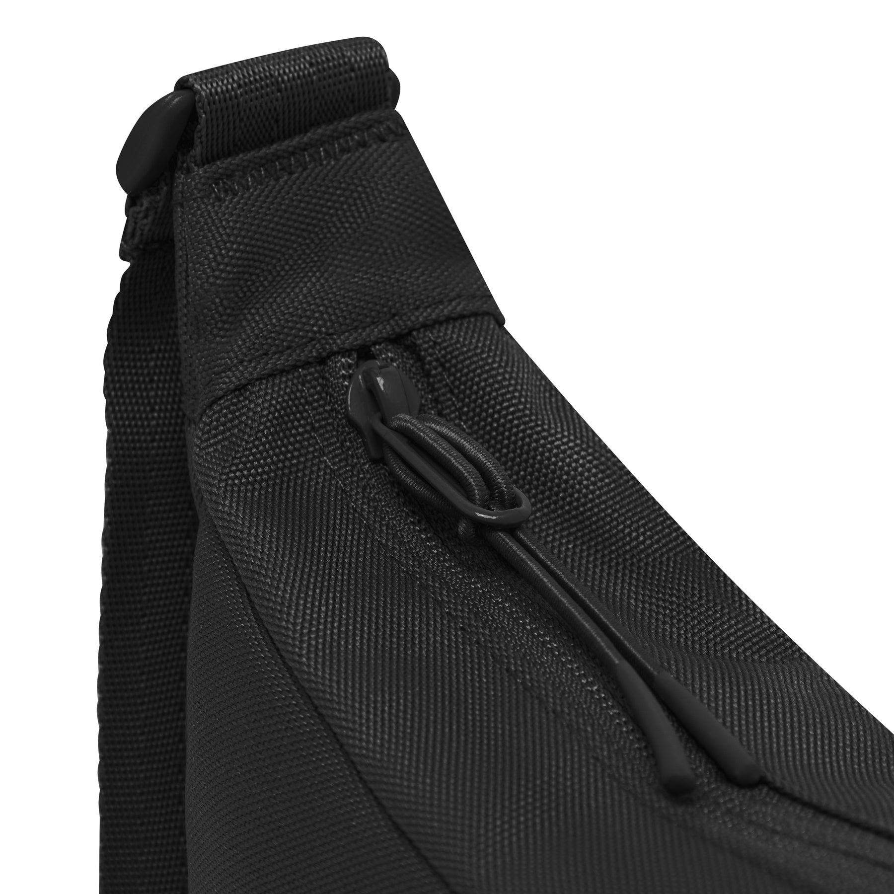 Schwarze Half Moon Bag 'Ally Small' von Johnny Urban mit Reißverschluss und strapazierfähigem Material