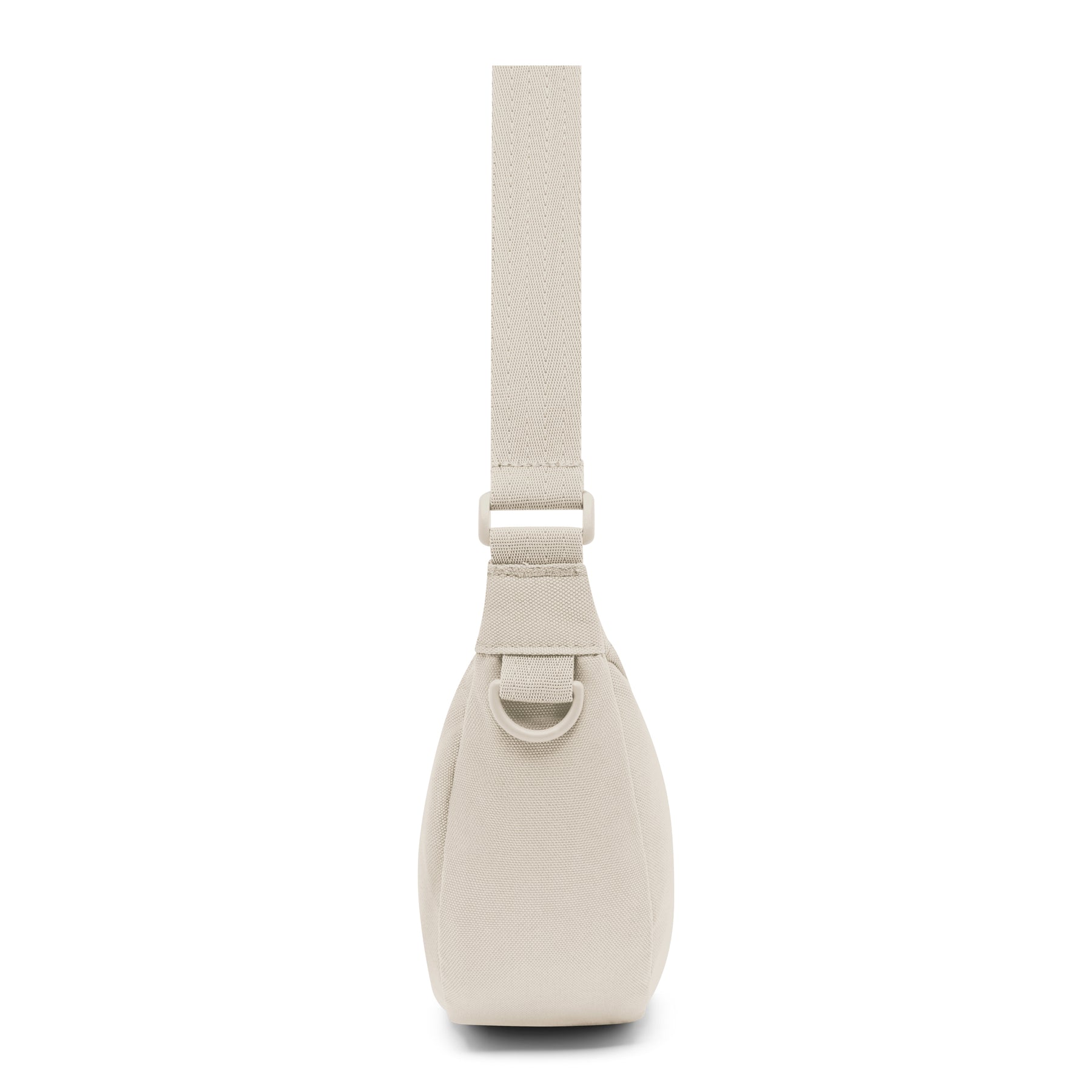 Seitenansicht der kleinen Half Moon Tasche 'Ally Small' von Johnny Urban in hellem Beige mit breitem Riemen