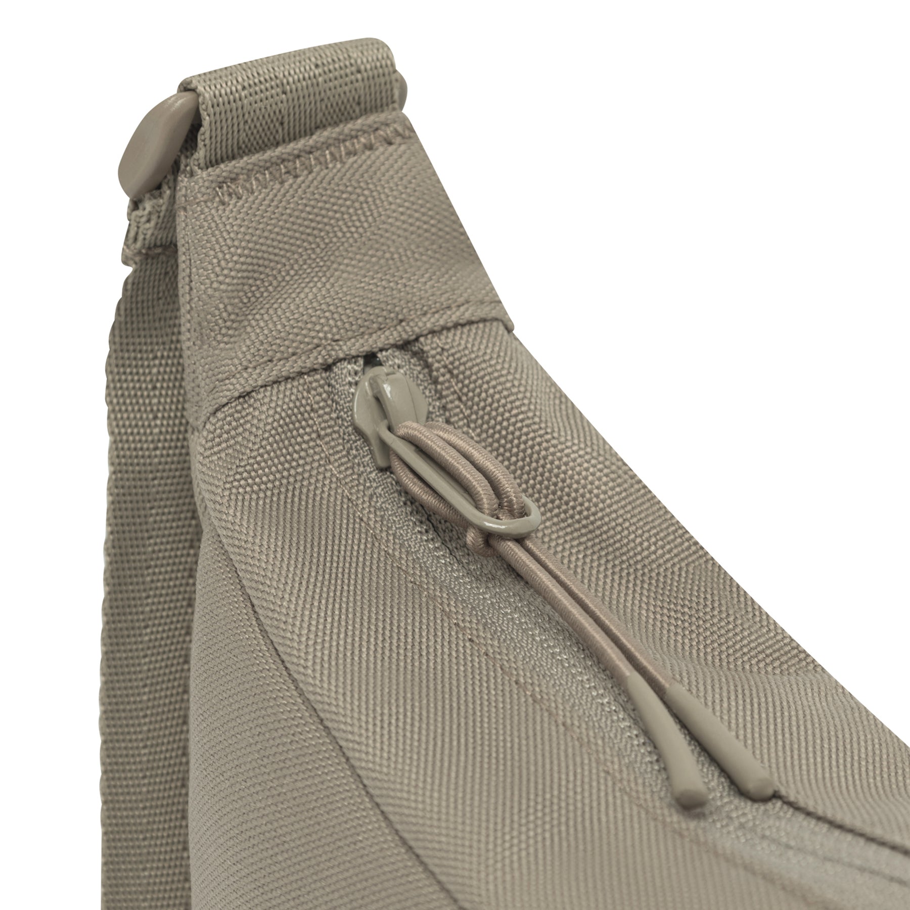 Halbmondtasche 'Ally Small' von Johnny Urban in desert grau mit Reißverschluss und Trägerdetail