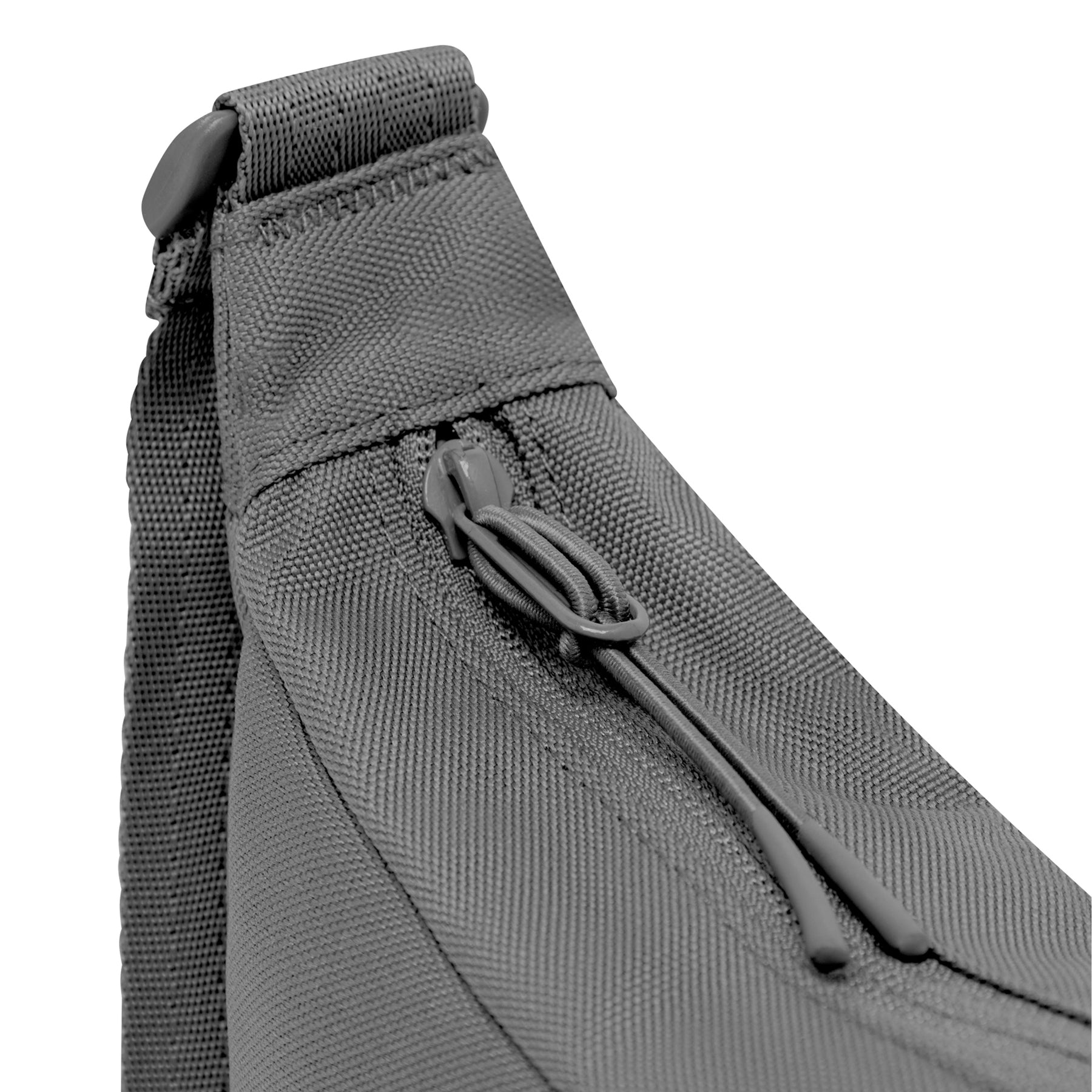 Nahaufnahme des Reißverschlusses und Trägers der halbrunden Tasche 'Ally Small' von Johnny Urban in grauem Textil