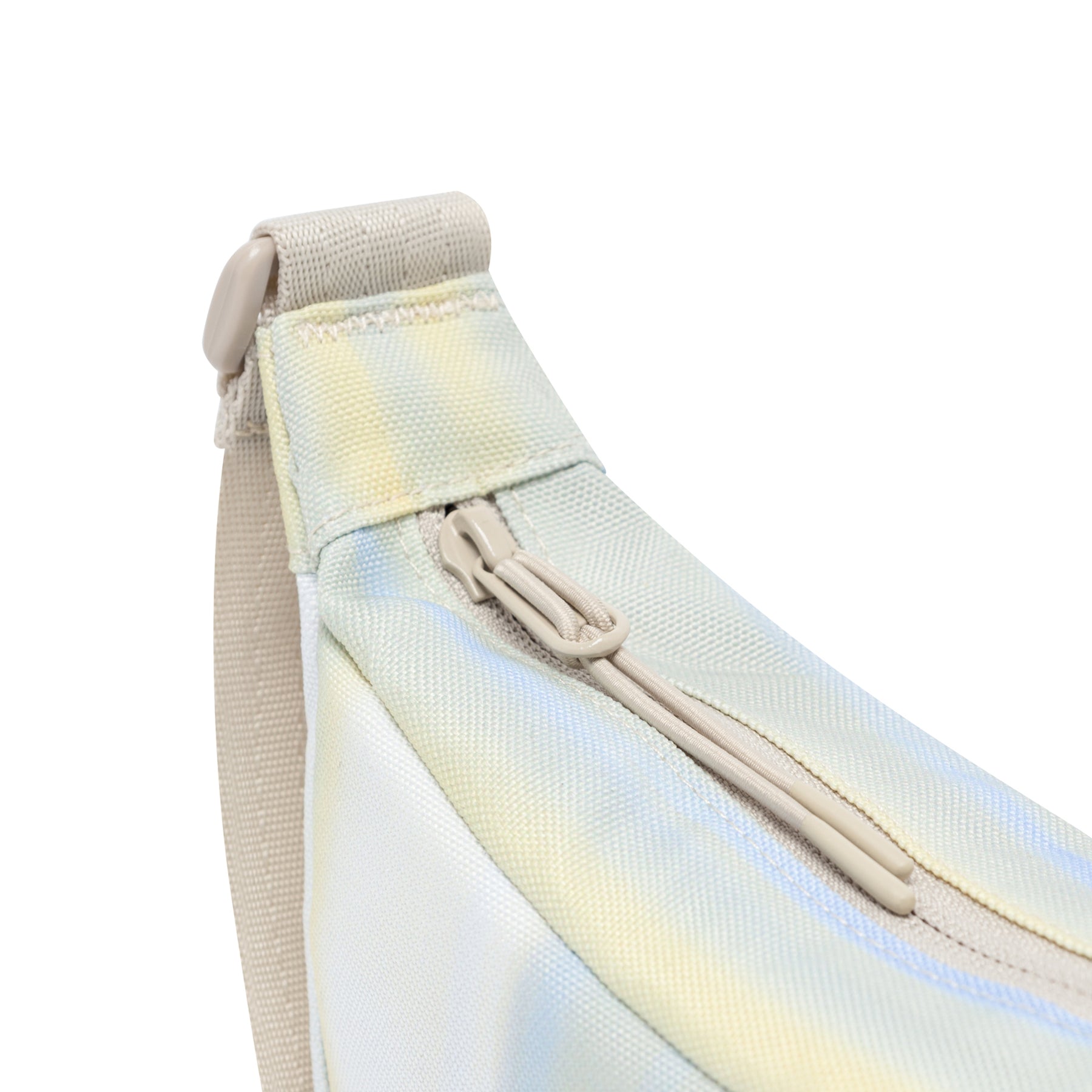 Halbmondtasche "Ally Small" von Johnny Urban in hellem, pastellfarbenem Stoff mit Reißverschluss