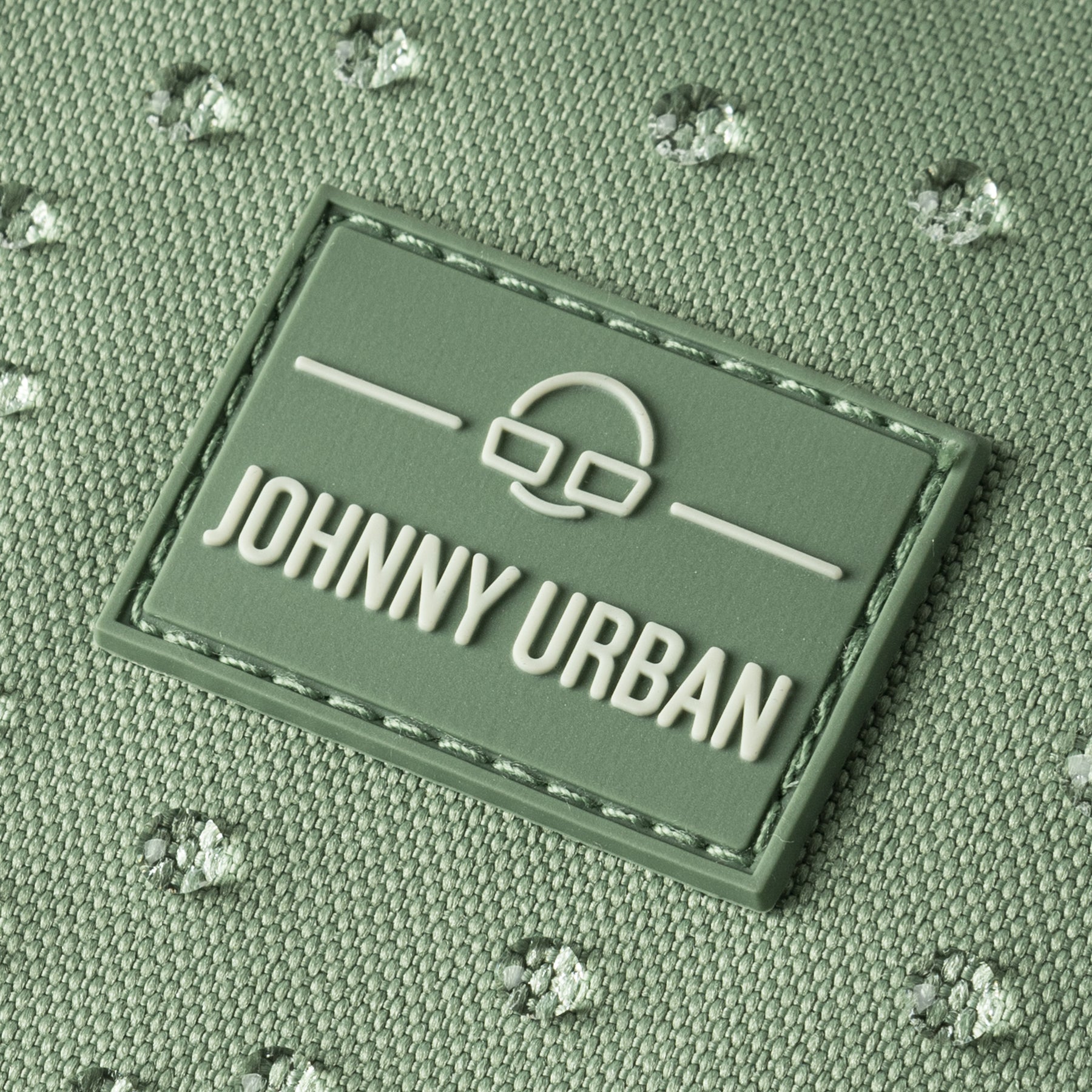 Nahaufnahme des wasserabweisenden, salbeigrünen Half Moon Bags "Ally Small" von Johnny Urban mit Logo-Patch
