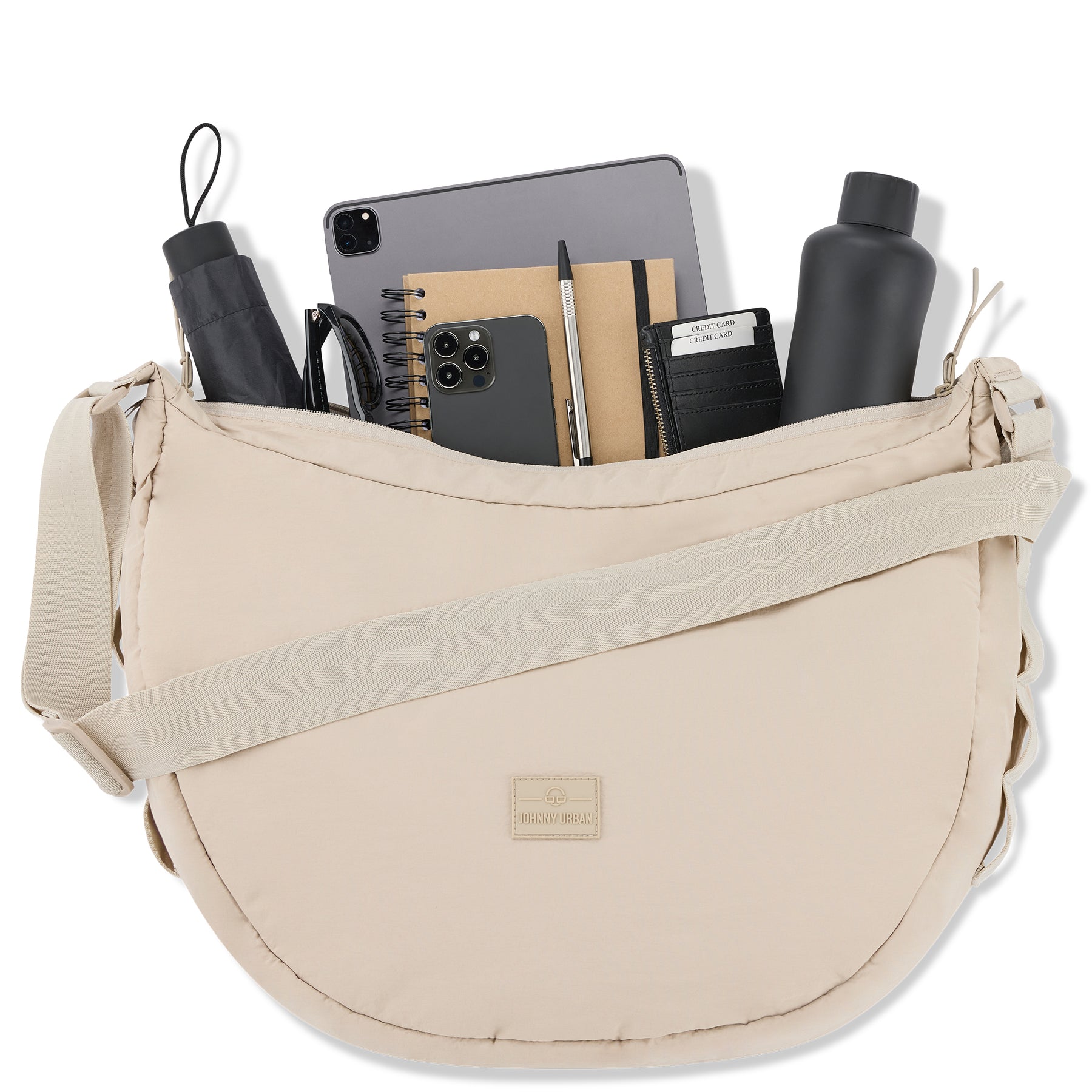 Beige Half Moon Bag 'Kaia XL' von Johnny Urban mit Tablet, Smartphone, Notizbuch, Stift, Geldbörse, Wasserflasche und Regenschirm
