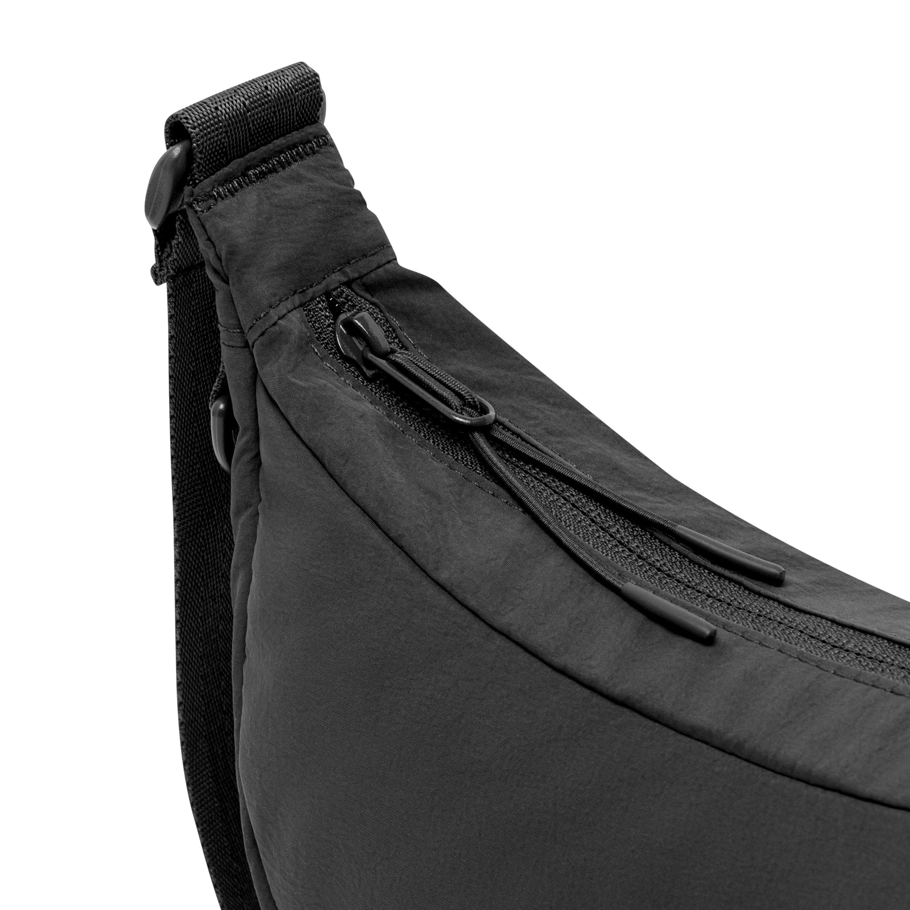 Schwarze, gepolsterte Half Moon Bag Kaia Small mit Reißverschluss und verstellbarem Gurt