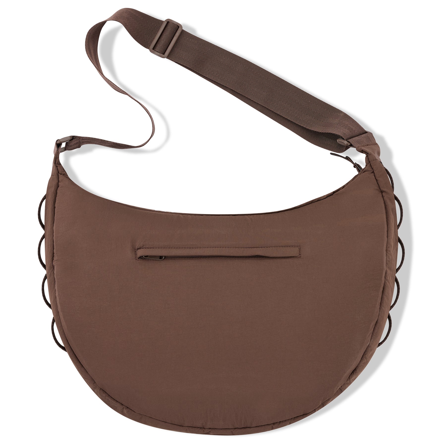 Halbmondförmige Kaia XL Tasche von Johnny Urban in Braun mit verstellbarem Schultergurt und Reißverschlusstasche