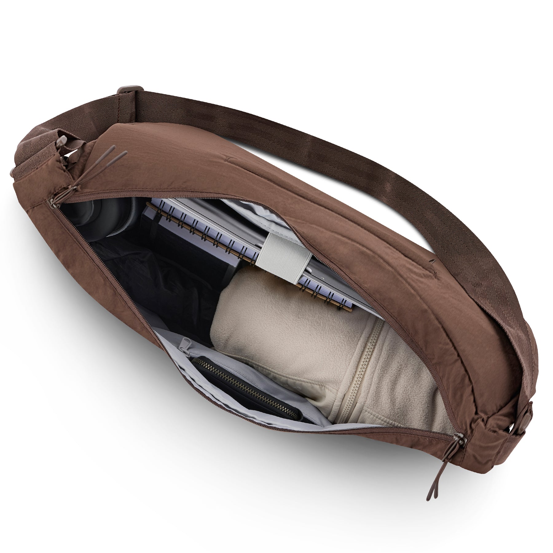 Halbmond-Tasche 'Kaia XL' in Dunkelbraun mit Reißverschluss geöffnet, zeigt Innenfächer mit Notizbuch, Kleidungsstück und Geldbörse