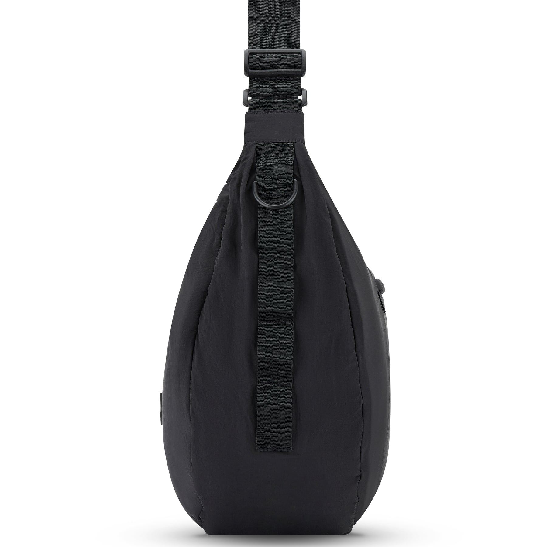 Schwarze Half Moon Bag 'Kaia XL' von Johnny Urban mit verstellbarem Riemen und D-Ring