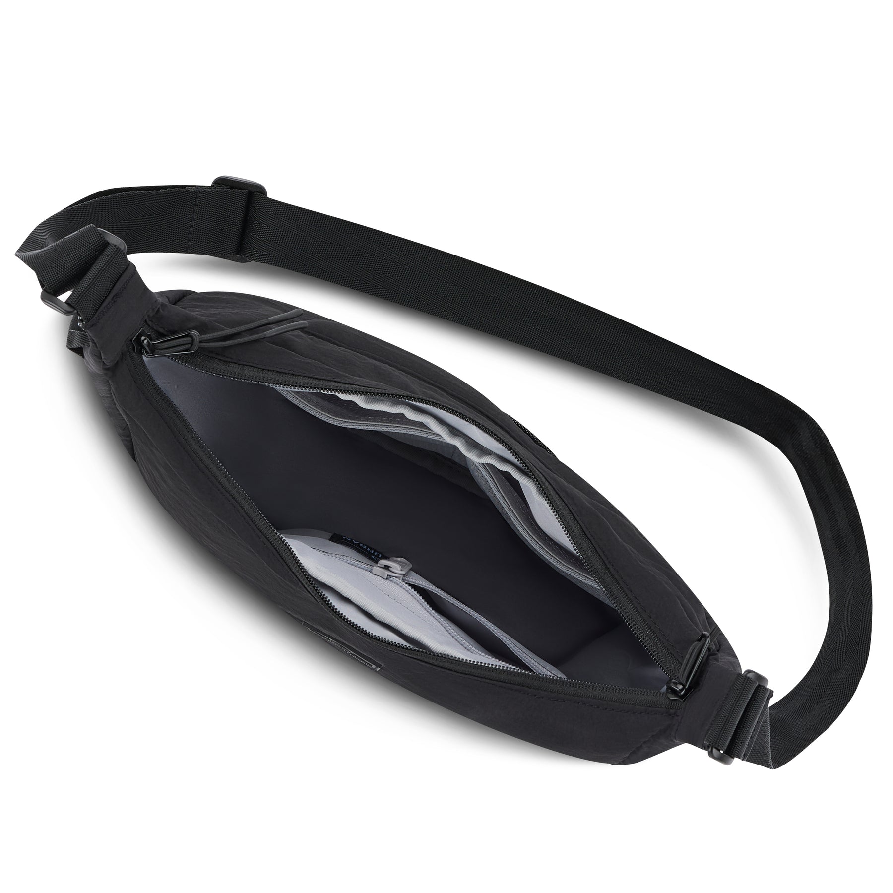 Johnny Urban Half Moon Bag 'Kaia Medium' in Schwarz mit geöffnetem Hauptfach und verstellbarem Gurt