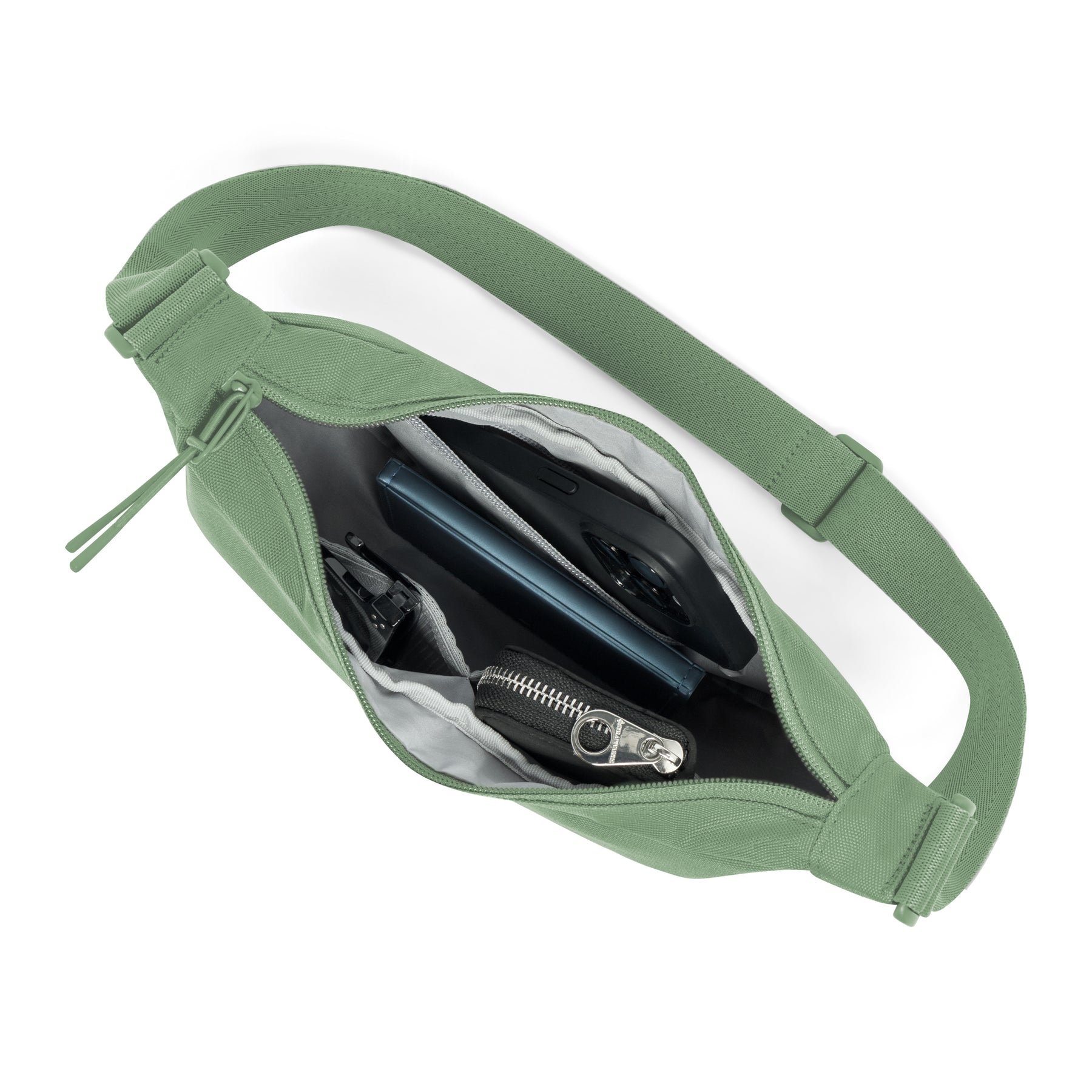 Halbmondtasche 'Ally Small' in Salbeigrün geöffnet mit Smartphone und Schlüsselanhänger innen