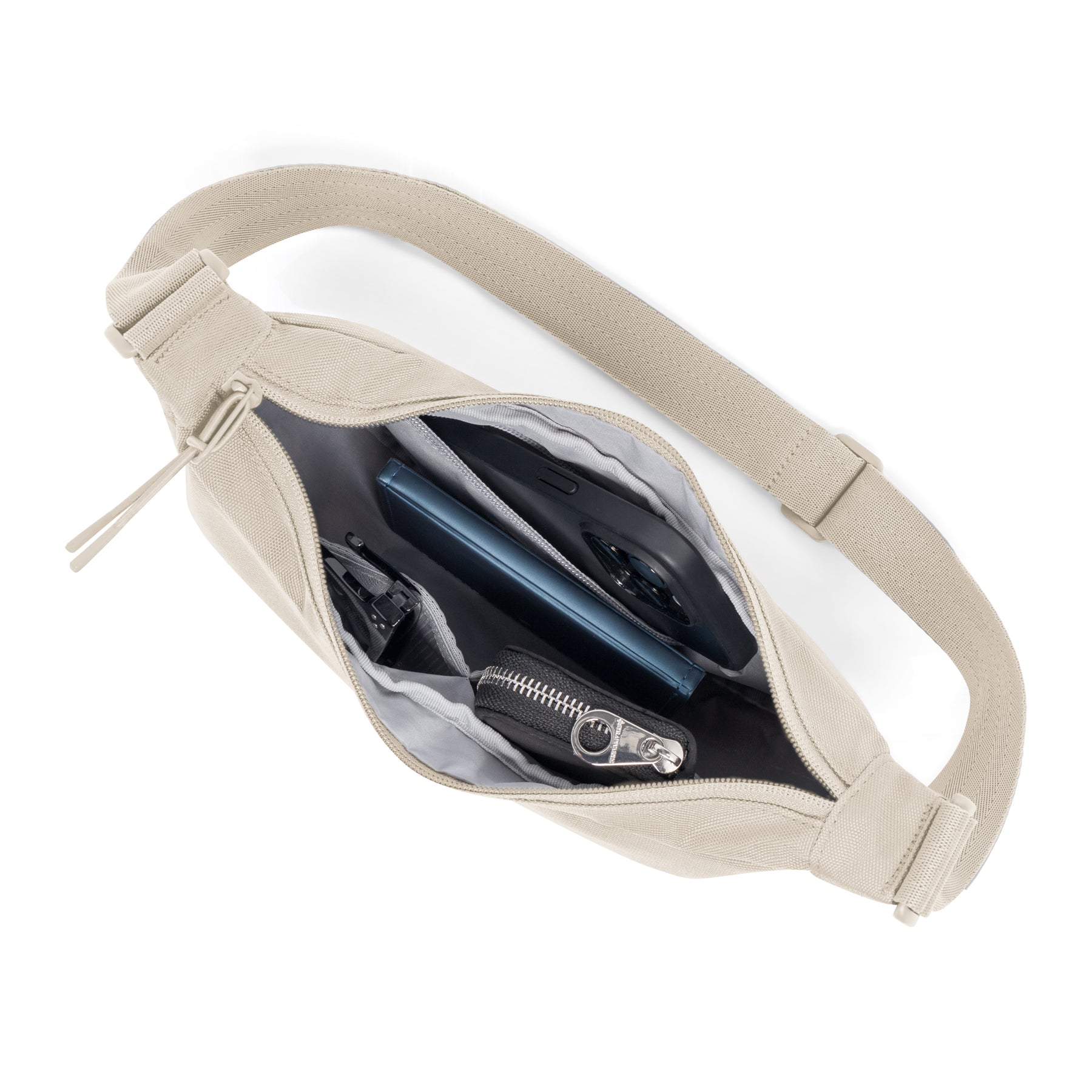 Sandfarbene Half Moon Bag 'Ally Small' mit geöffnetem Reißverschluss, Ansicht Innenfächer mit Schlüssel, Handy, Geldbörse