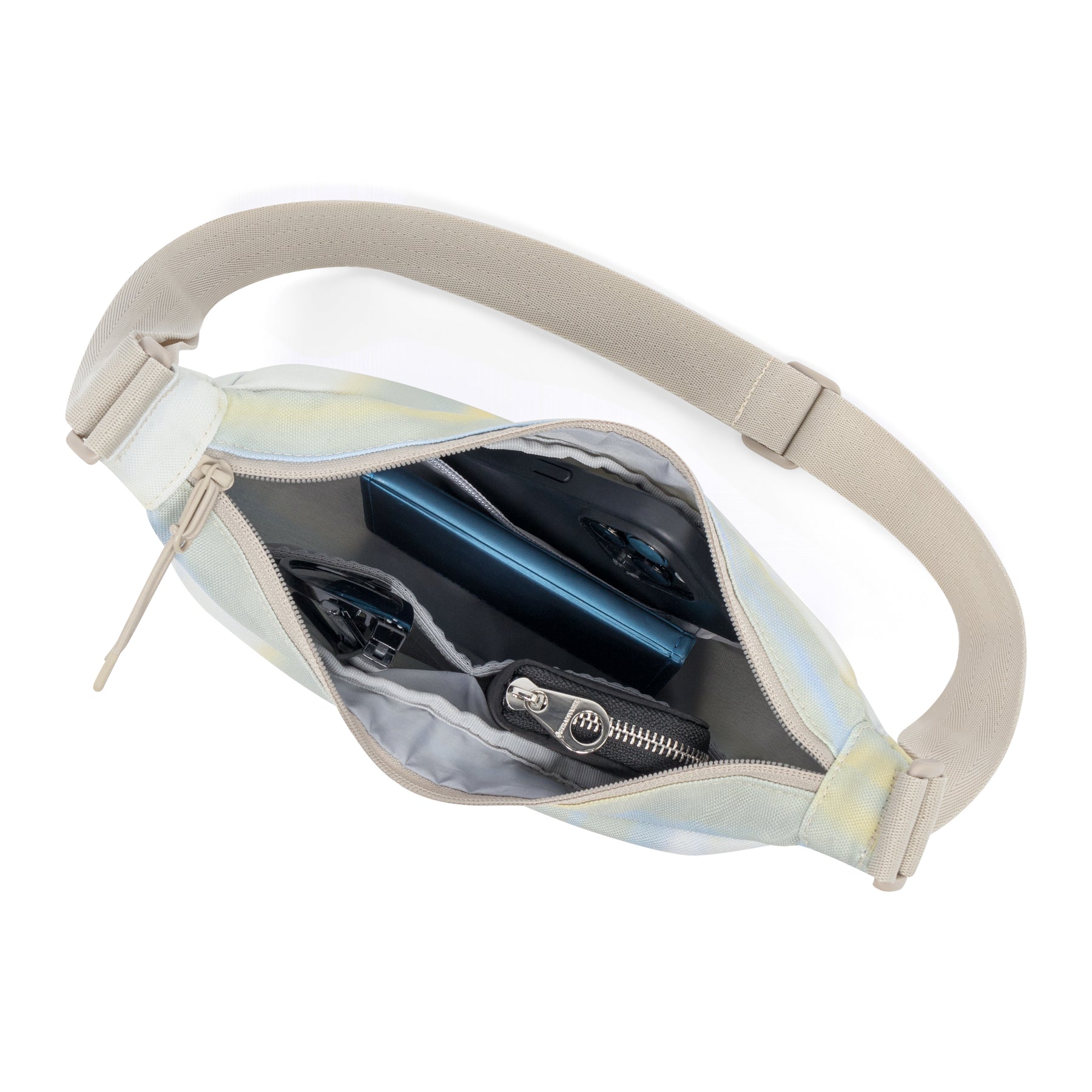 Innentasche der Half Moon Bag 'Ally Small' in Sand, zeigt verschiedene Fächer mit Smartphone und Geldbörse