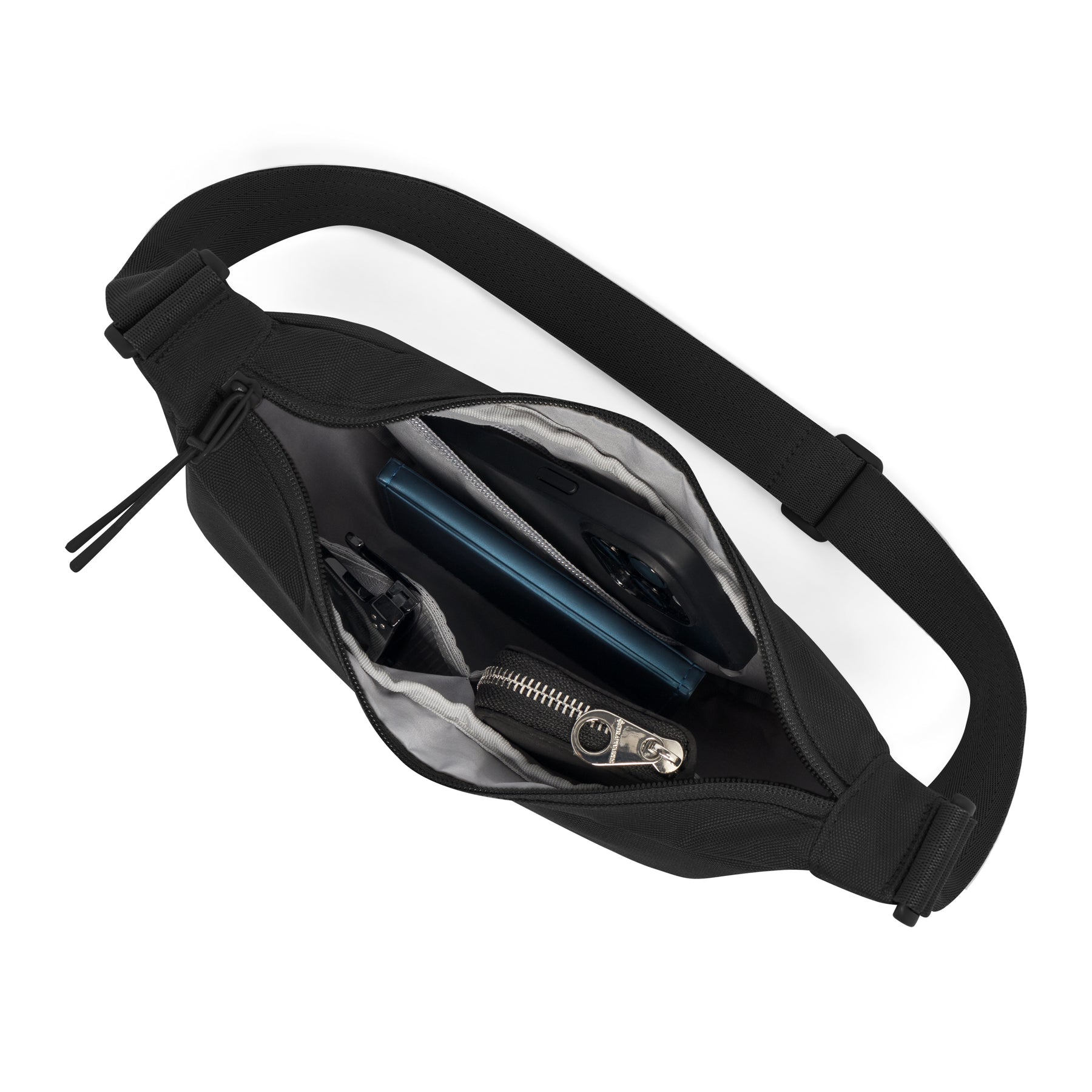 Half Moon Bag Ally Small in Schwarz mit verstellbarem Gurt und mehreren Fächern, geöffnet mit sichtbarem Inhalt