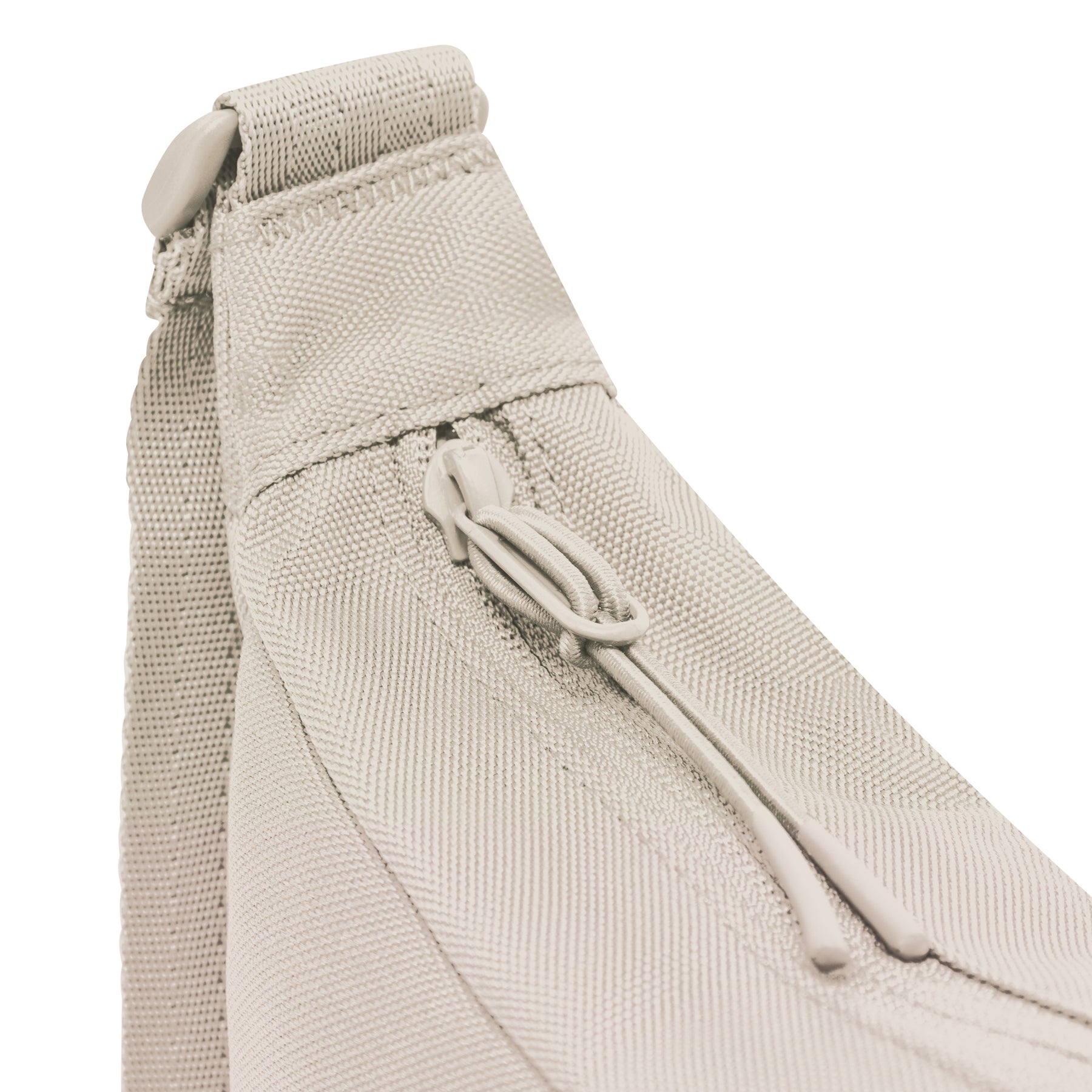 Detailansicht des Reißverschlusses und der Trageschlaufe der sandfarbenen Half Moon Bag 'Ally Small'