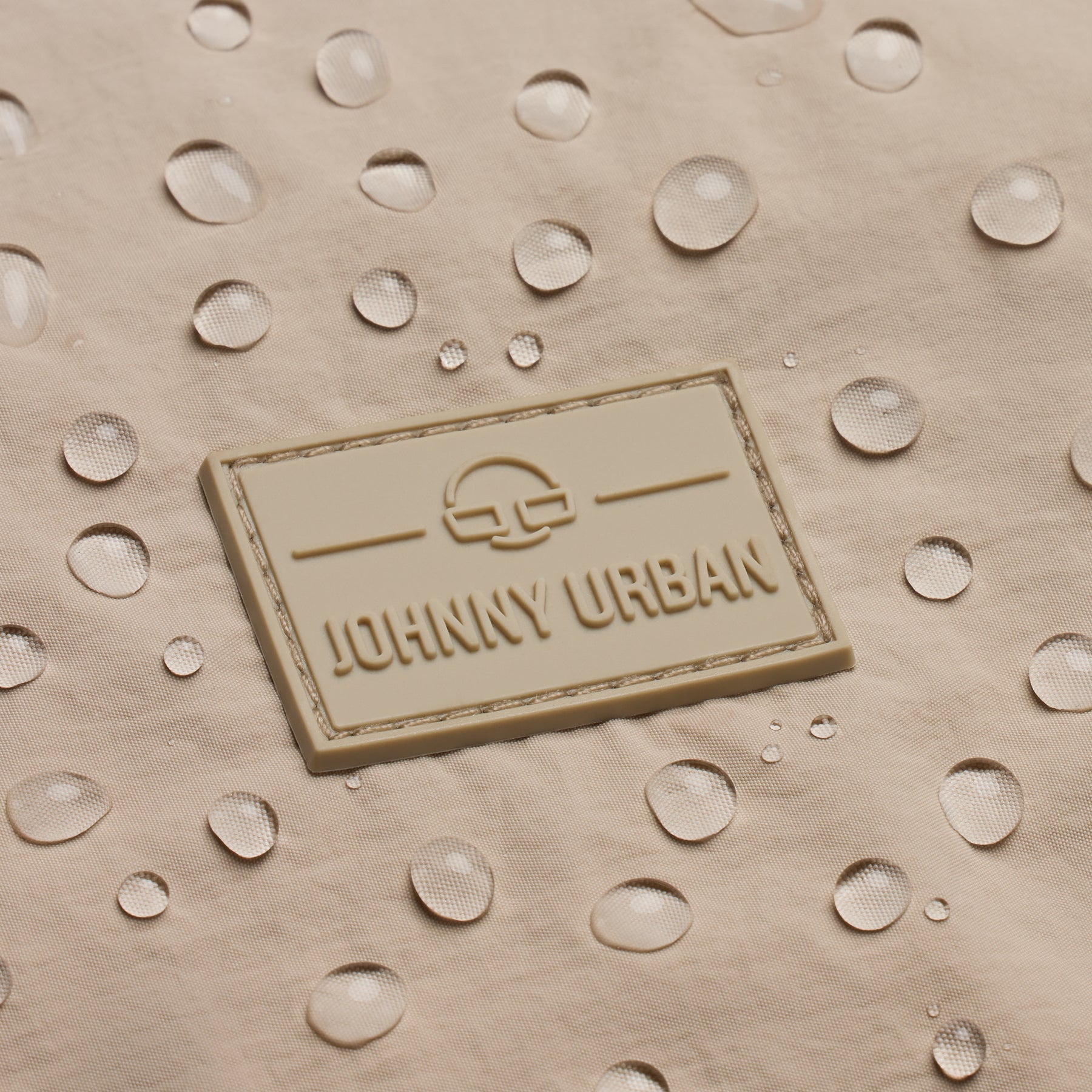 Wasserabweisendes Material mit beigefarbener Johnny Urban Marke auf der Half Moon Bag Kaia Medium