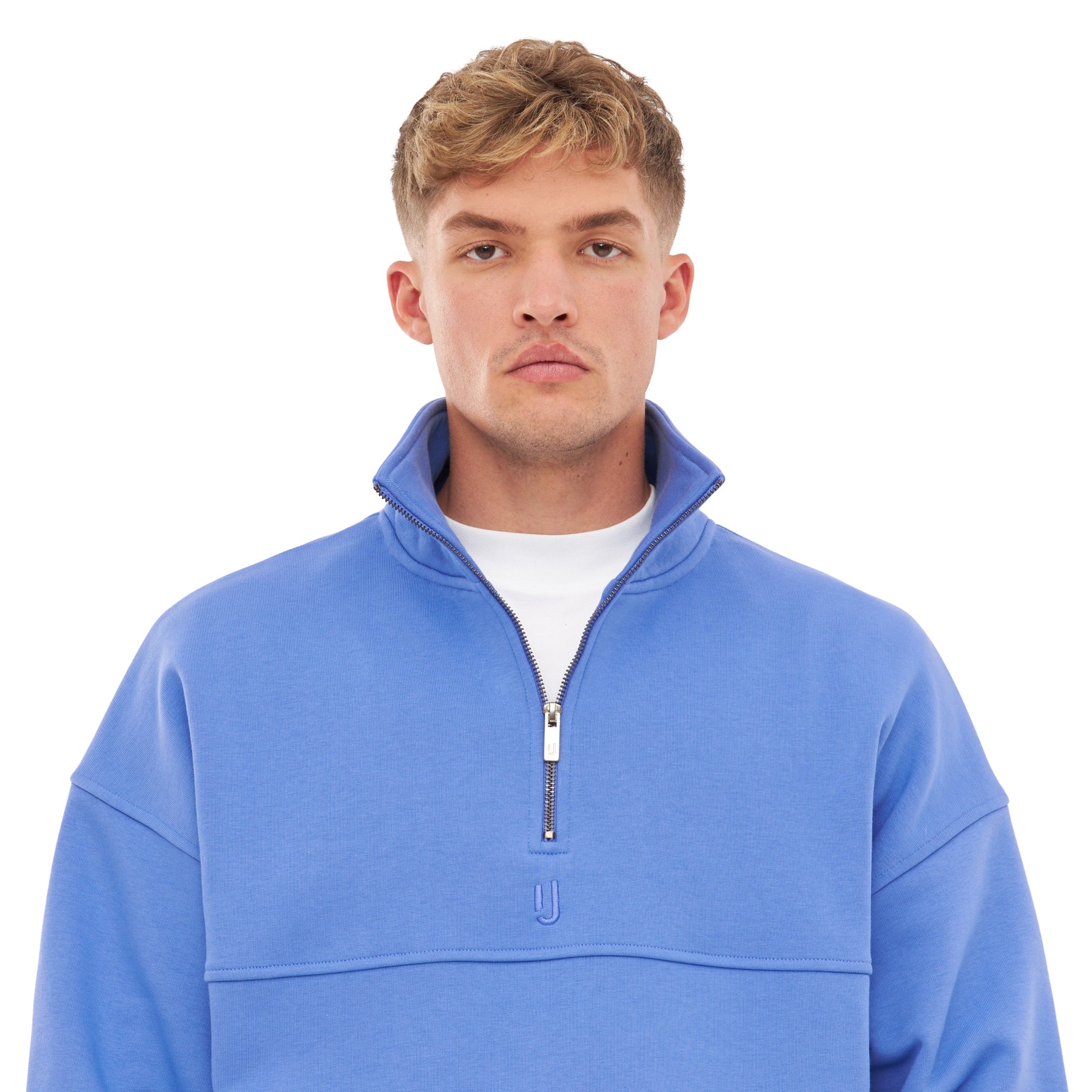 Mann trägt blauen Half Zip Sweatshirt 'Cooper' mit aufrechtem Kragen und silbernem Reißverschluss