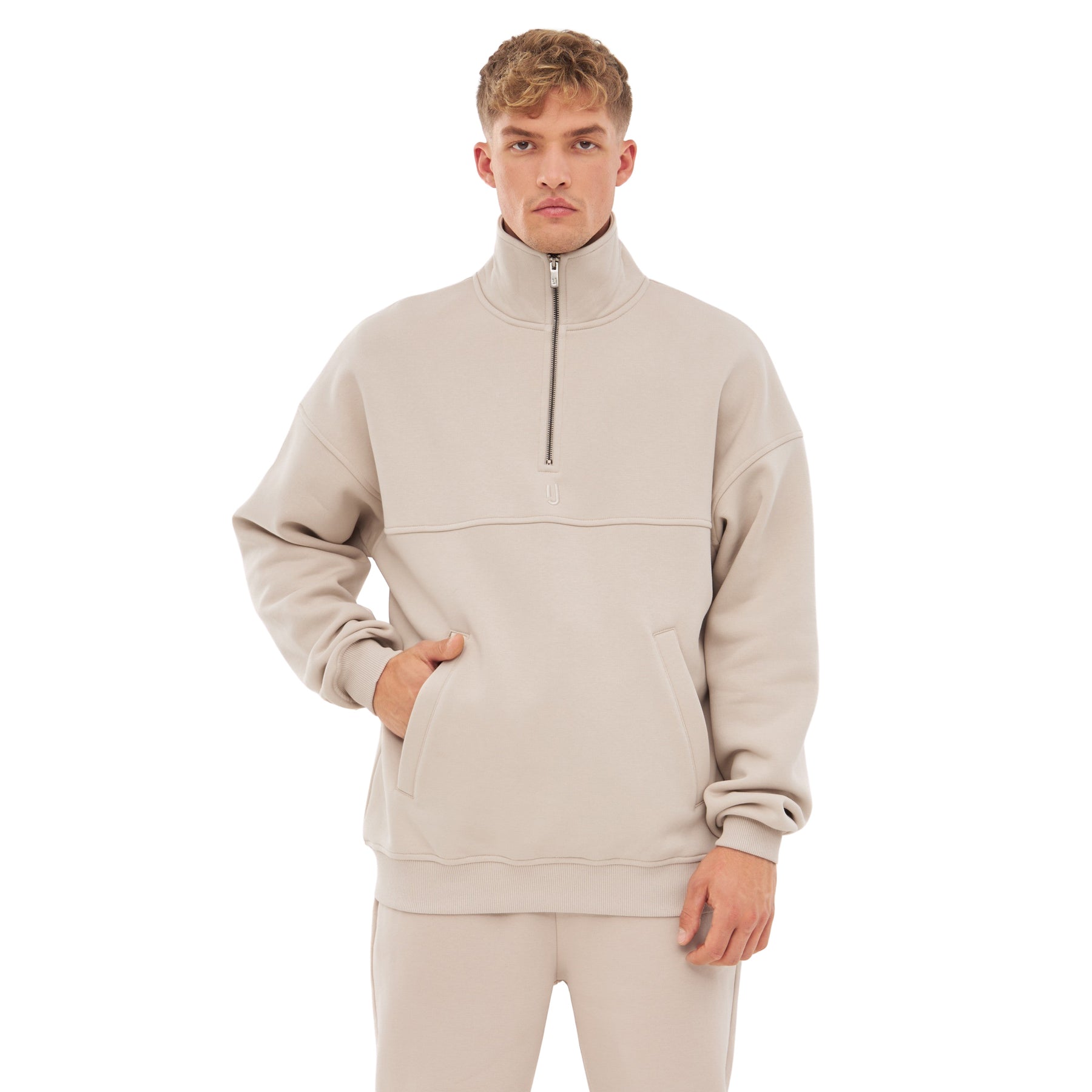 Mann trägt beige Half Zip Sweatshirt 'Cooper' von Johnny Urban mit Stehkragen und Kängurutasche