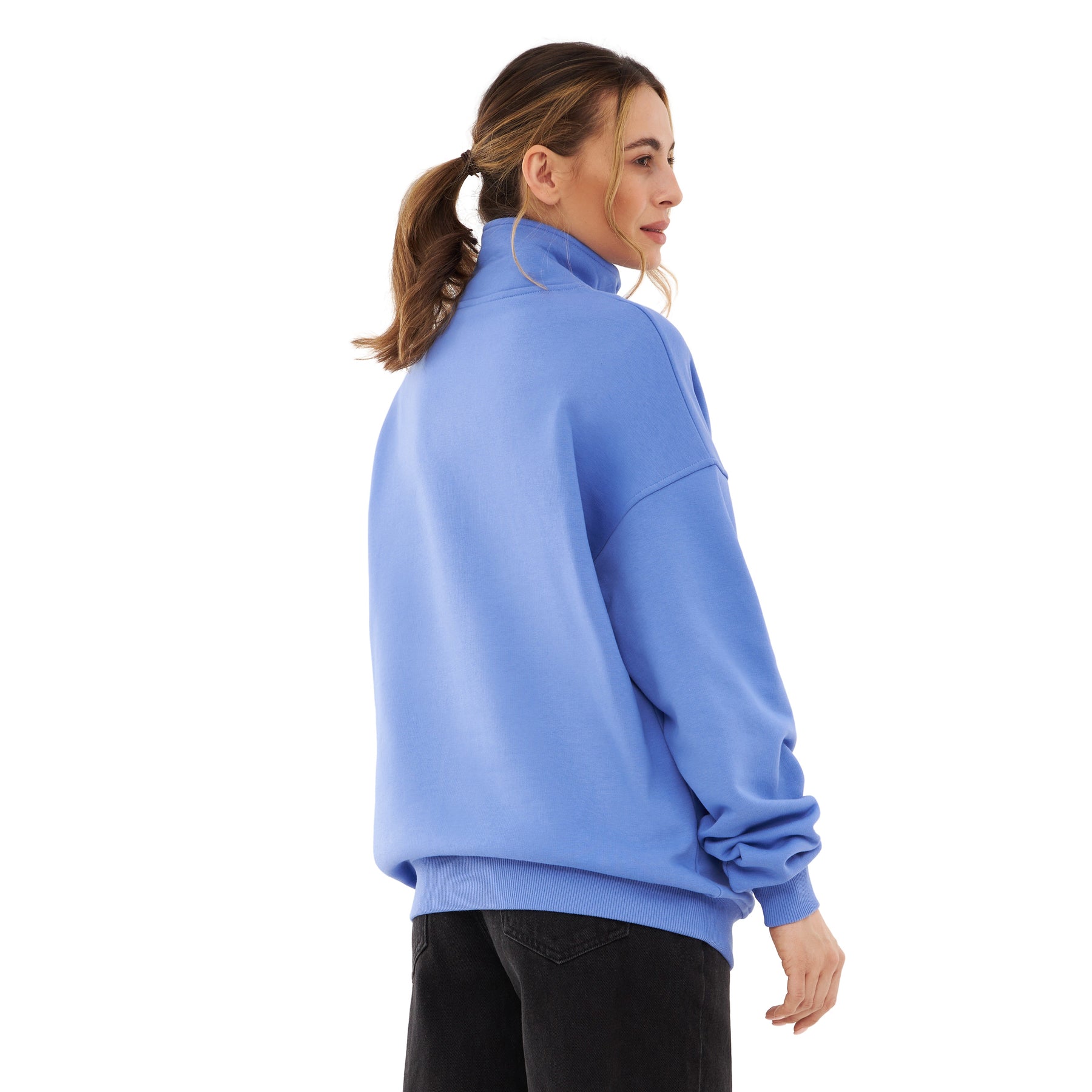Frau trägt Half Zip Sweatshirt 'Cooper' in blau-lila, Seitenansicht, schwarzer Jeans
