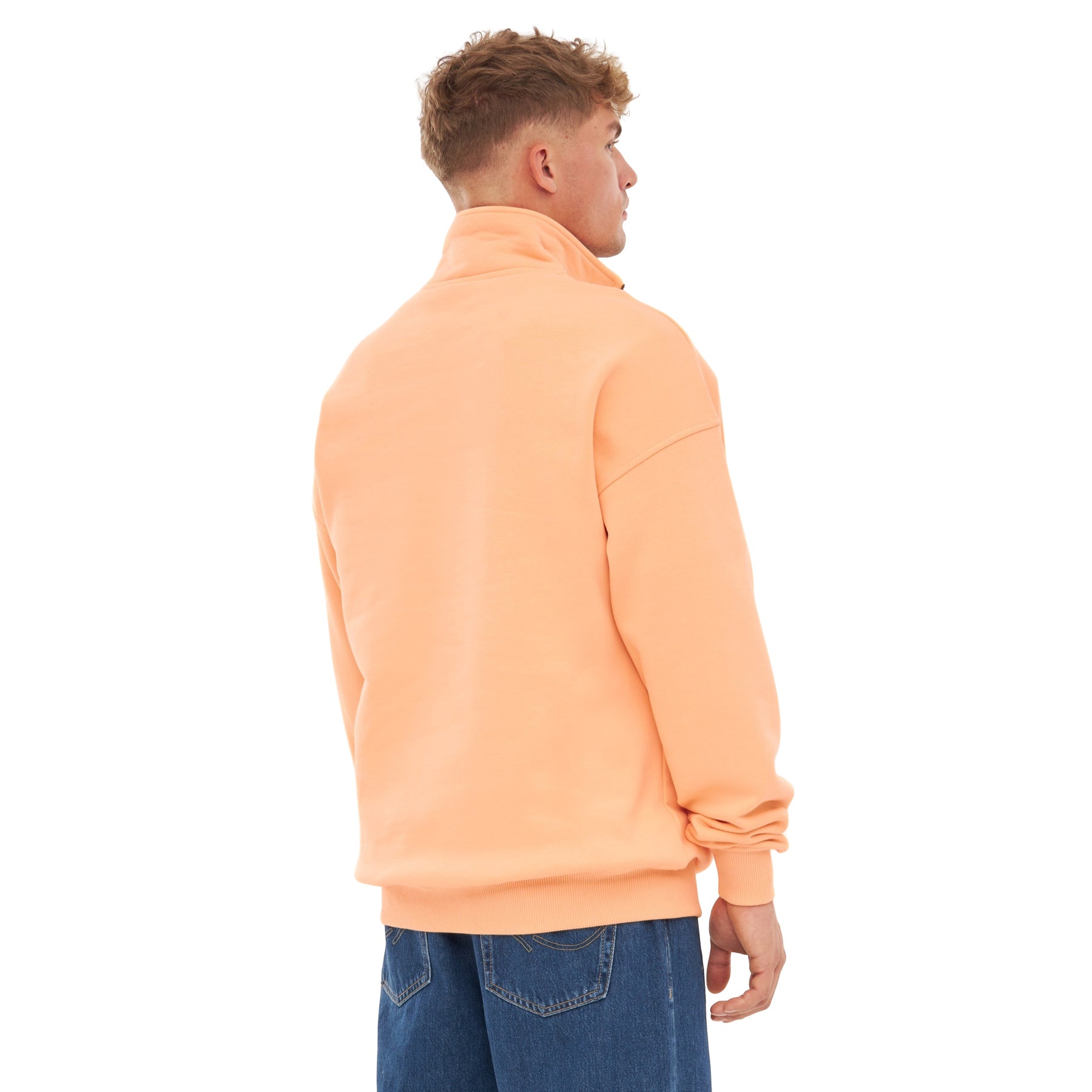 Mann trägt hellorangefarbenen Half Zip Sweatshirt 'Cooper', Rückansicht, blaue Jeans