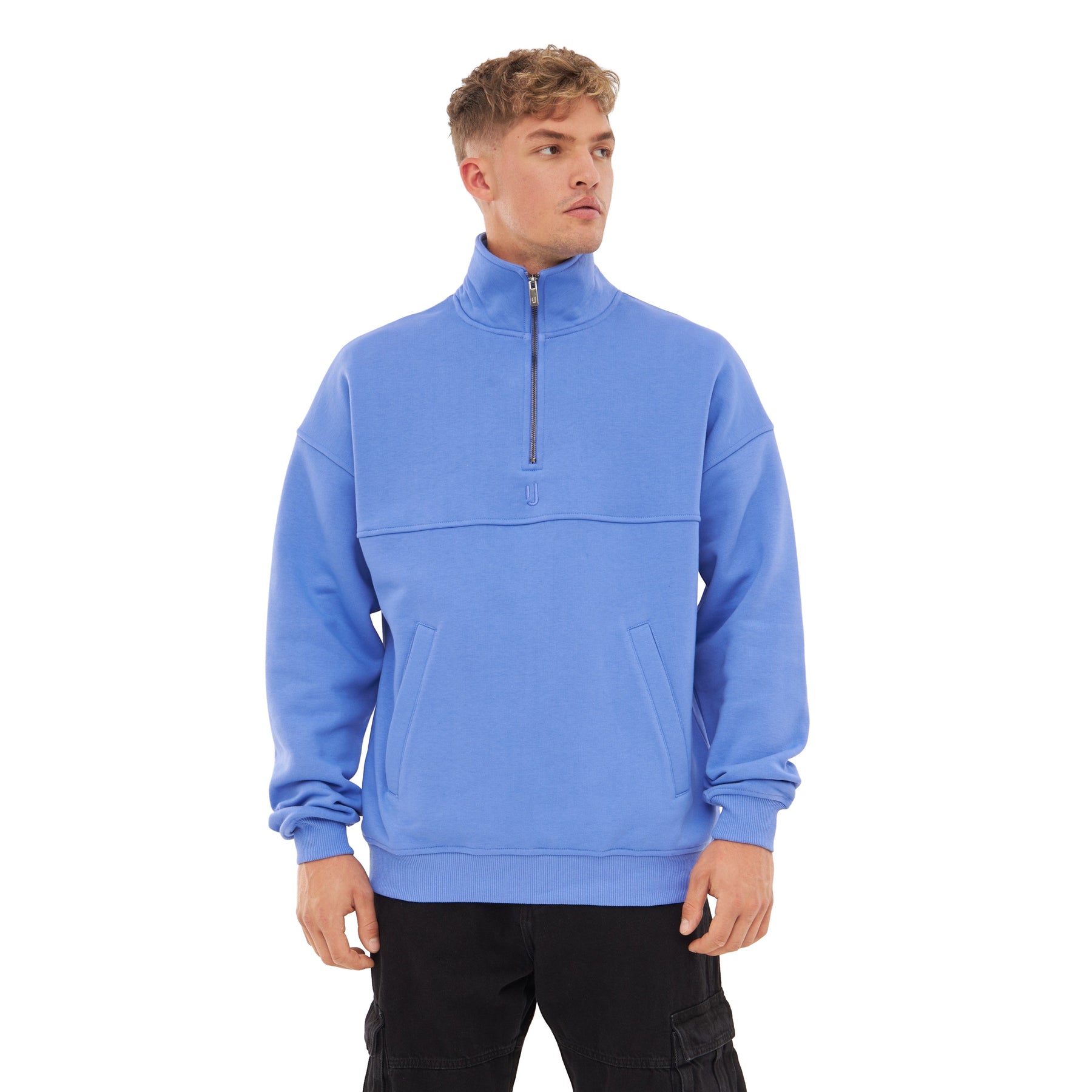 Mann trägt blauen Johnny Urban Half Zip Pullover 'Cooper' mit hohem Kragen und Reißverschluss