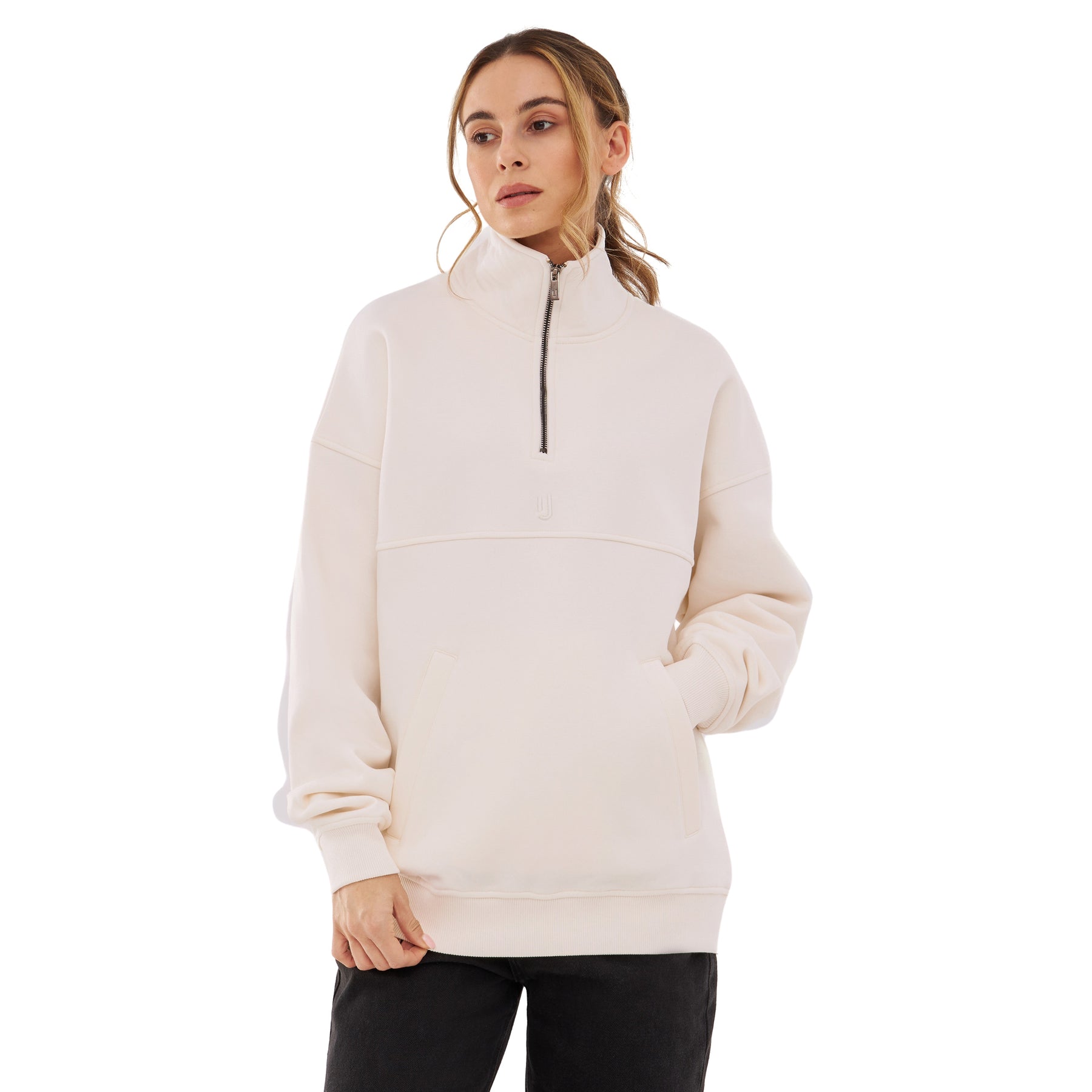Frau trägt cremeweißen Half Zip Sweatshirt 'Cooper', mit halbem Reißverschluss und Tasche vorne