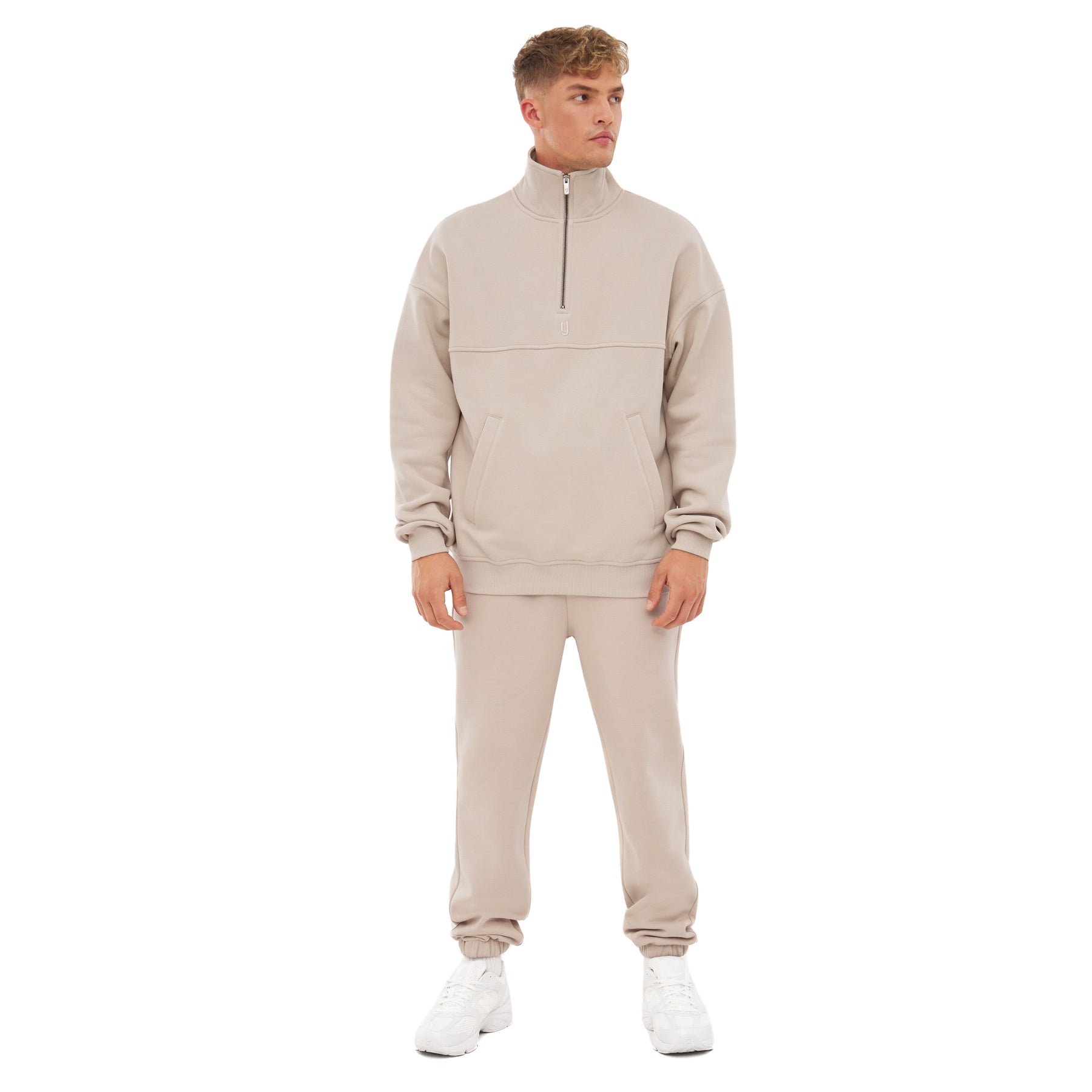 Mann trägt beigefarbenen Half Zip Sweatshirt 'Cooper' mit Reißverschluss und passende Jogginghose