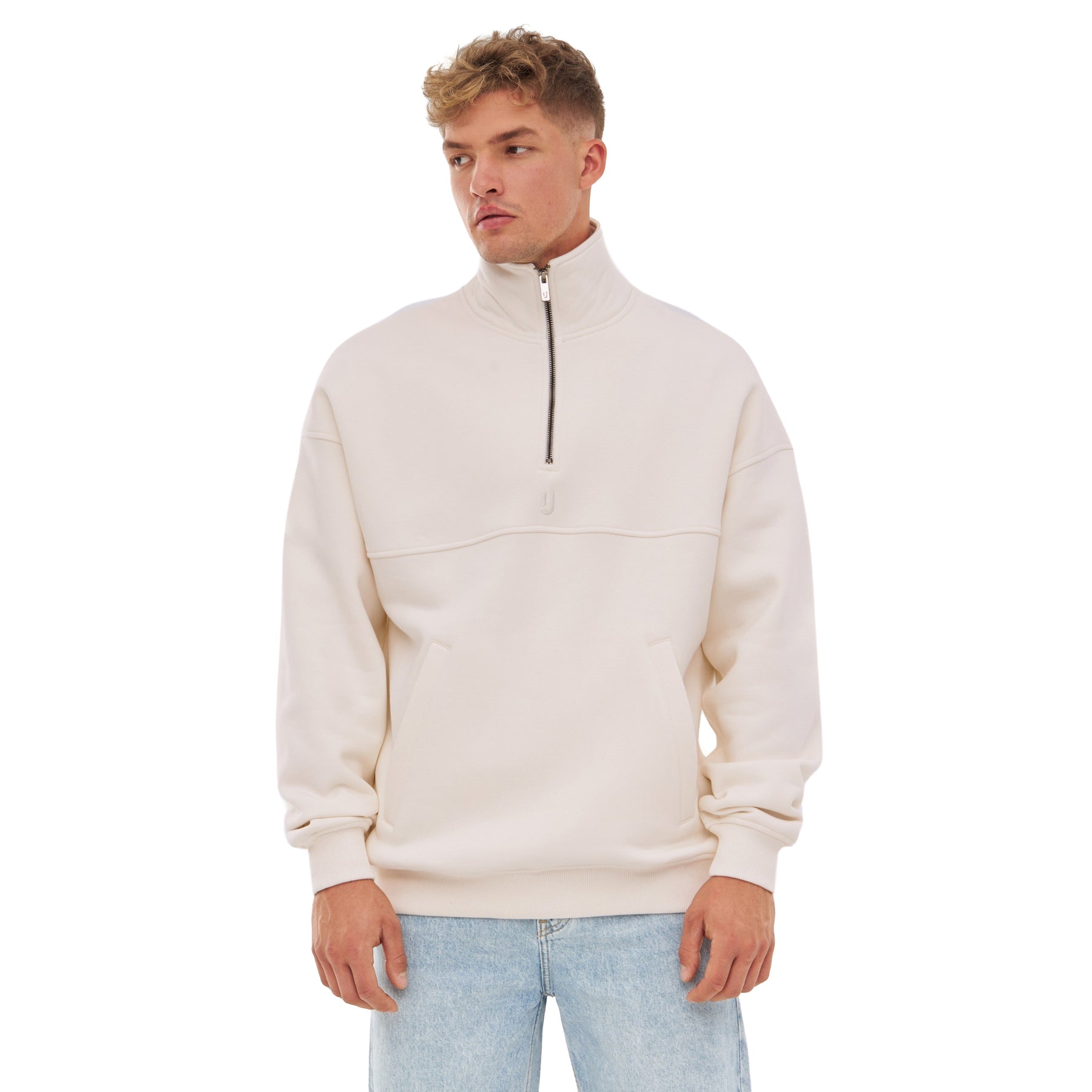 Männliches Modell trägt cremeweißen Half Zip Sweatshirt 'Cooper' mit hohem Kragen und Reißverschluss