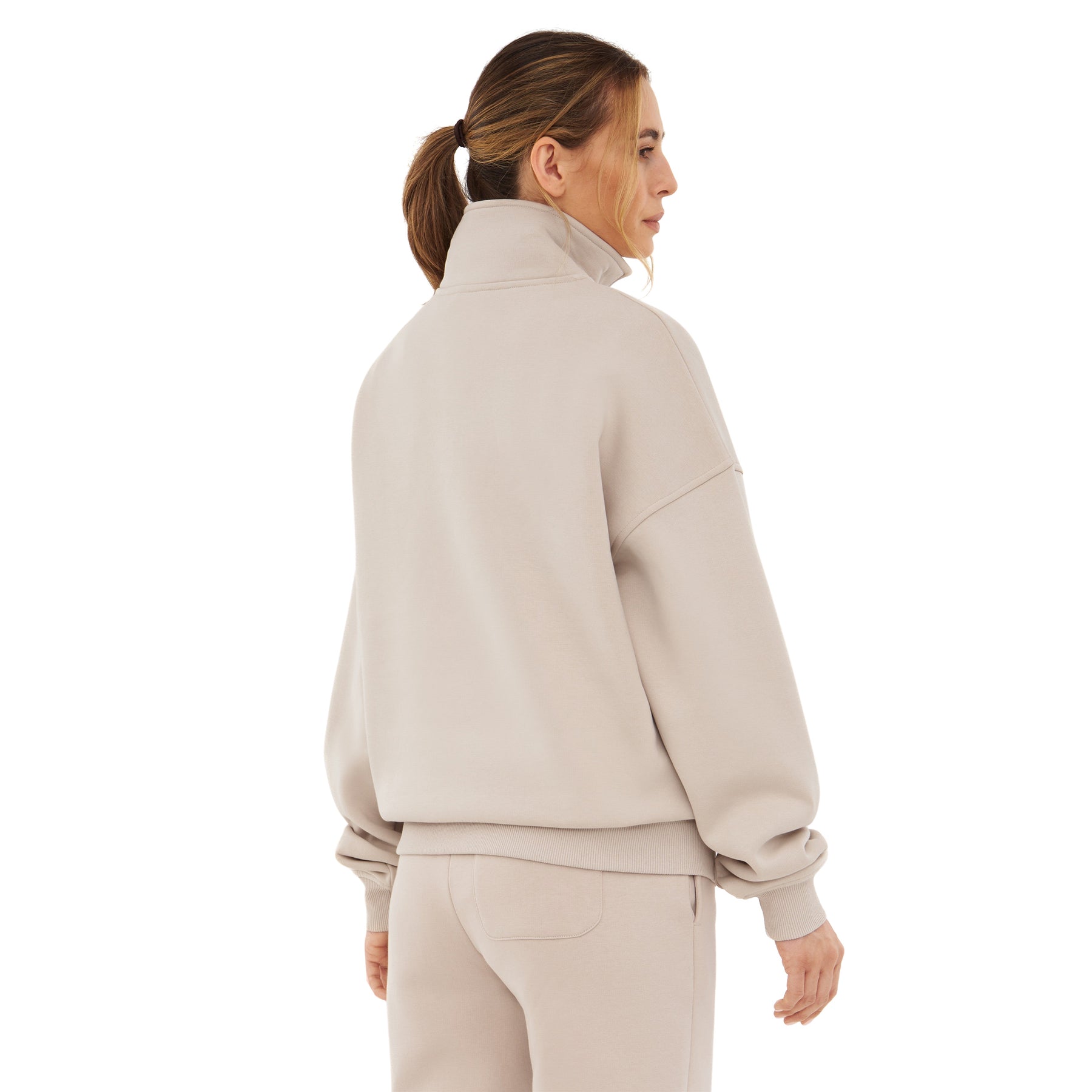 Damen trägt beige Half Zip Sweatshirt 'Cooper' von Johnny Urban, Rückansicht mit hohem Kragen und lockerem Sitz