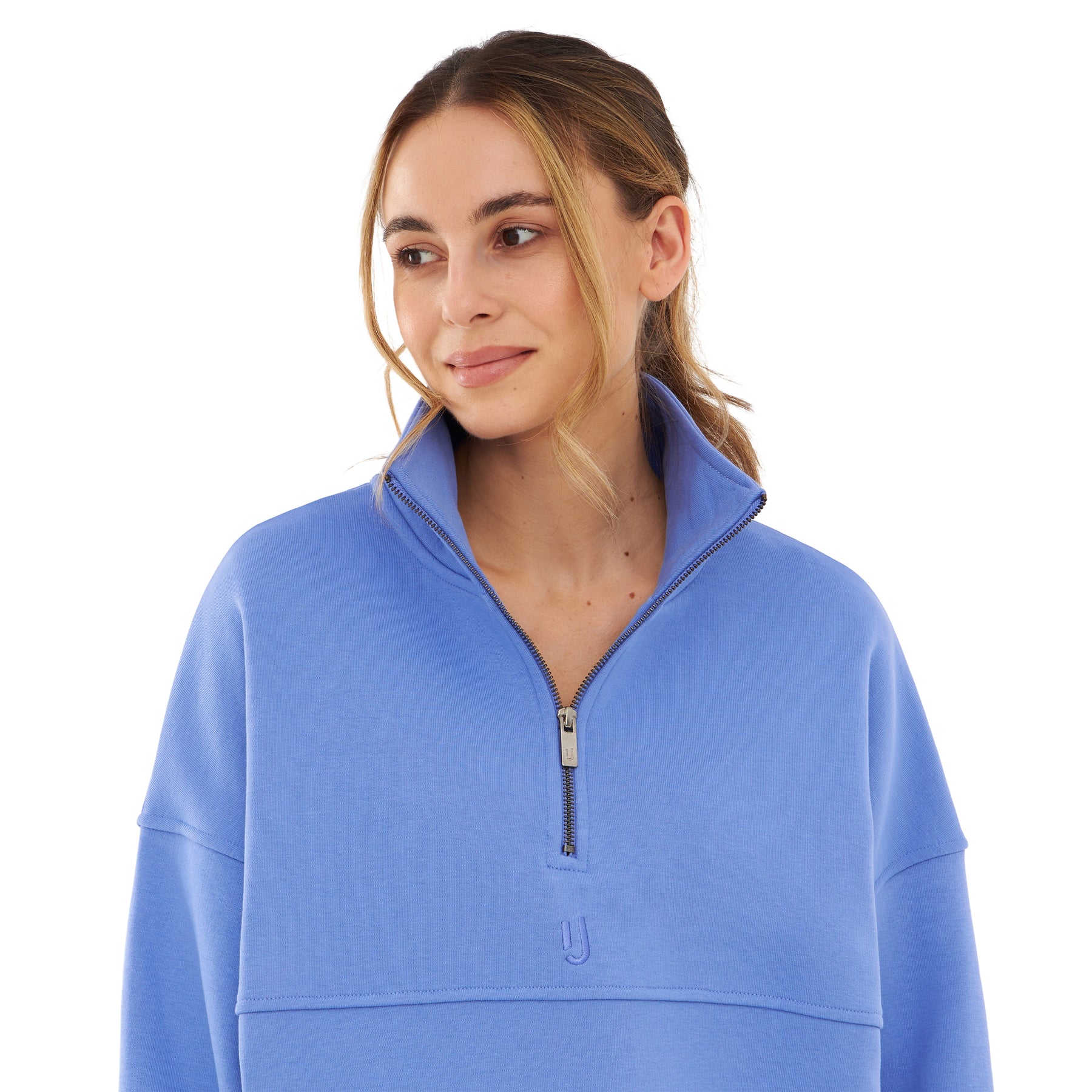 Frau trägt Half Zip Sweatshirt 'Cooper' von Johnny Urban in blau-lila mit hohem Kragen und kurzem Reißverschluss
