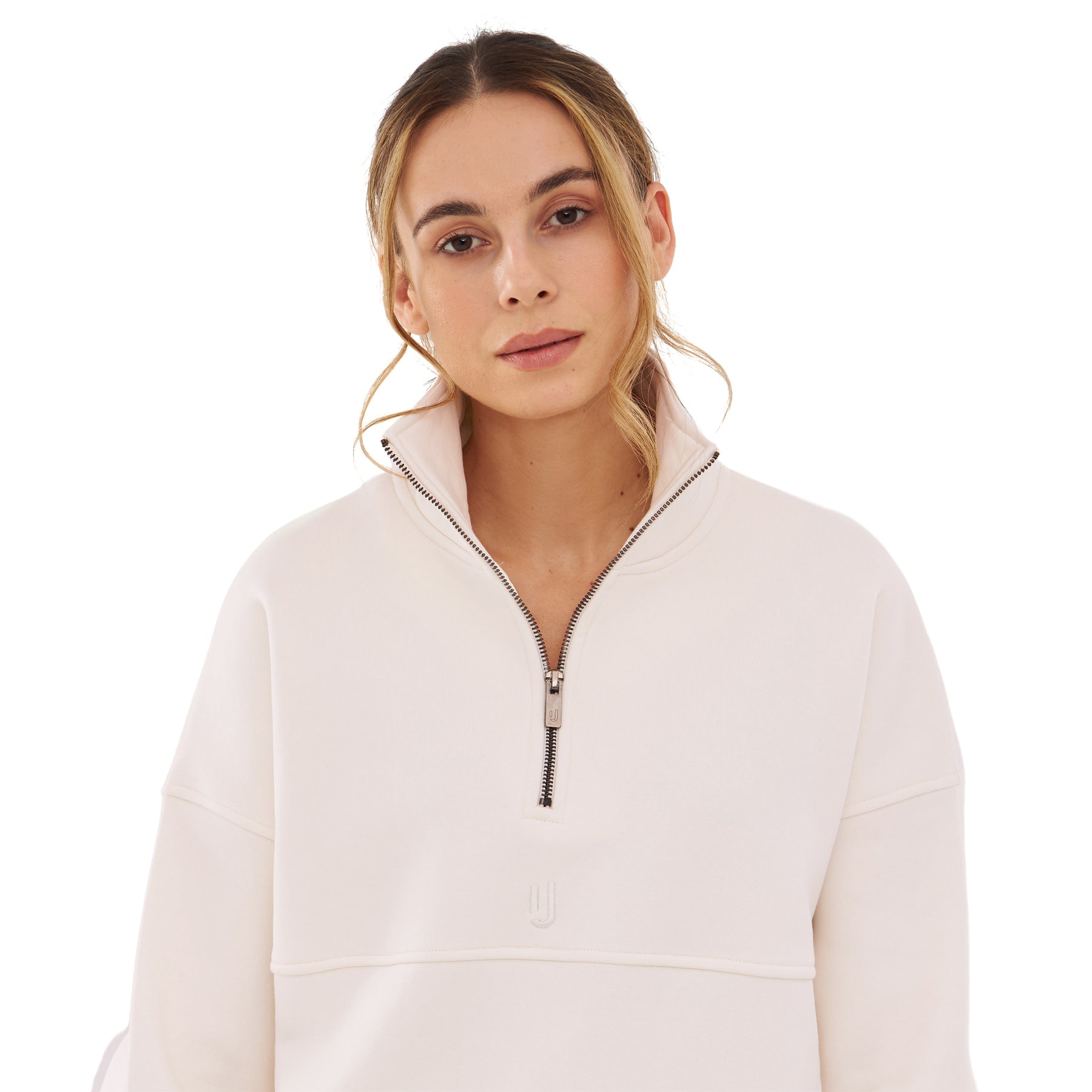 Frau trägt cremeweißen Half Zip Sweatshirt 'Cooper' mit hohem Kragen und halbem Reißverschluss