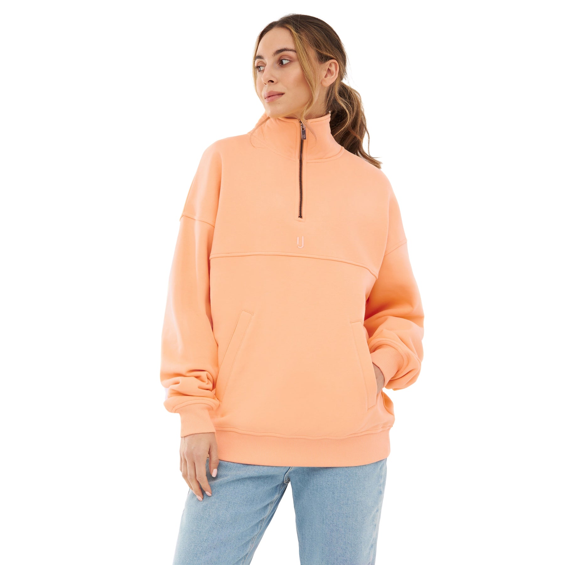 Damen trägt pfirsichfarbenen Half Zip Sweatshirt 'Cooper' mit halbem Reißverschluss und Kängurutasche