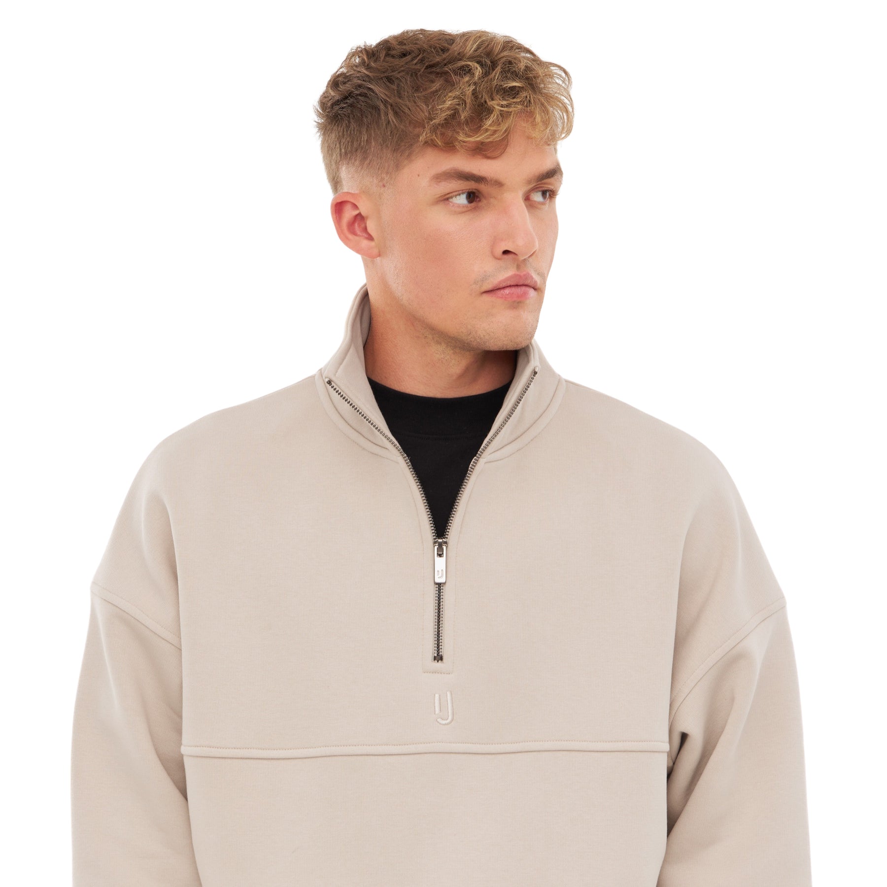 Mann trägt beige Half-Zip Sweatshirt 'Cooper' von Johnny Urban mit stehendem Kragen und halbem Reißverschluss