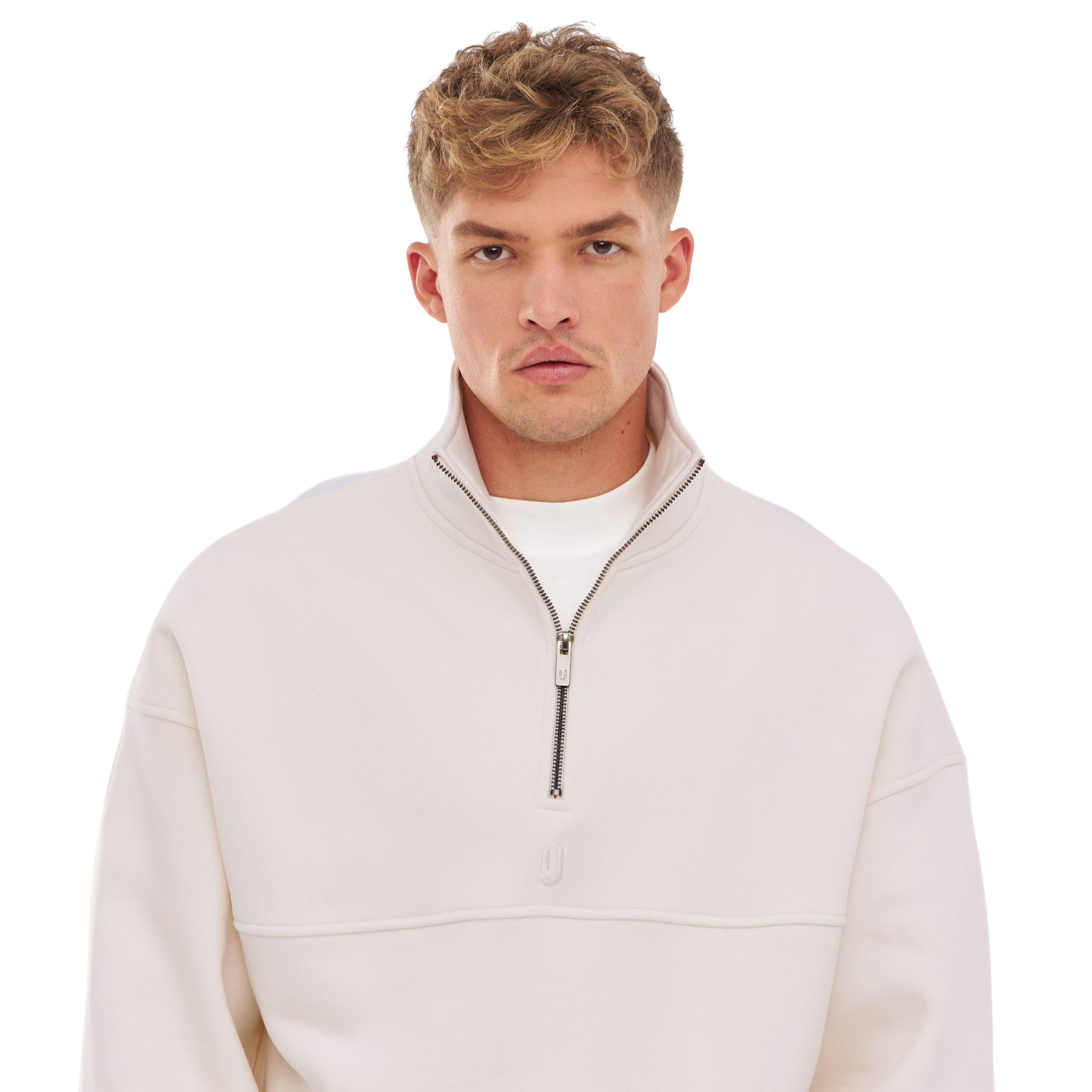 Herren trägt cremeweißen Half Zip Sweatshirt 'Cooper' mit kurzem Reißverschluss und Stehkragen