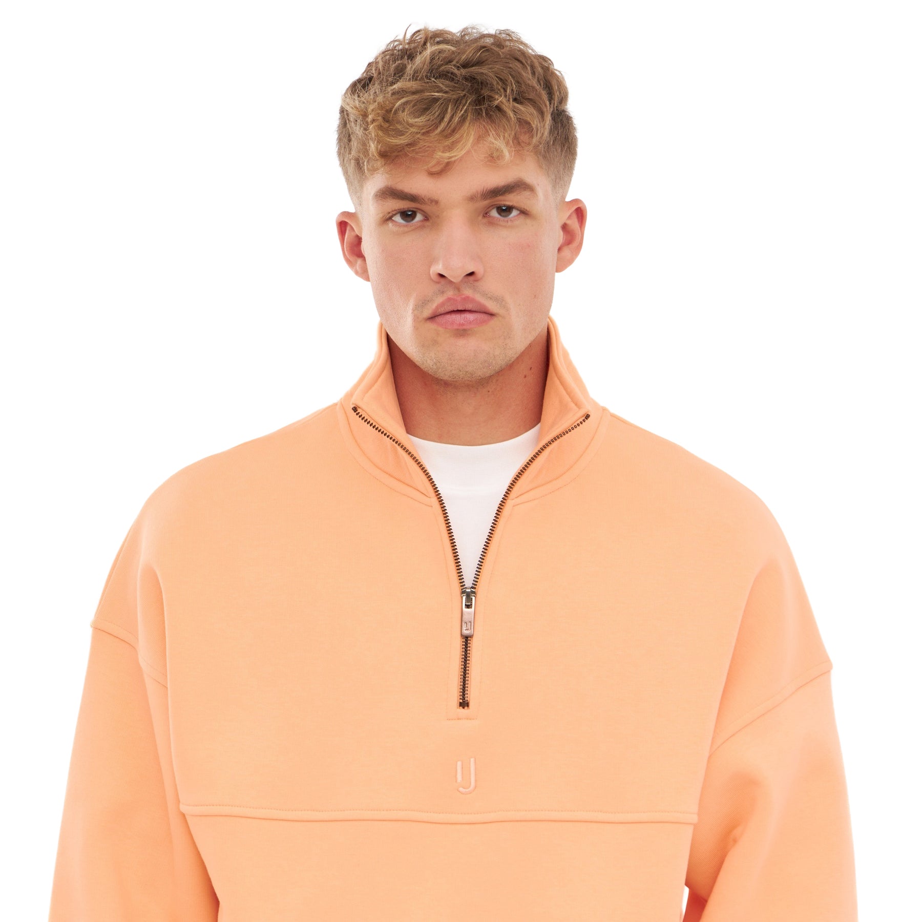 Mann trägt pfirsichfarbenes Half-Zip Sweatshirt 'Cooper' von Johnny Urban mit Stehkragen und halbem Reißverschluss