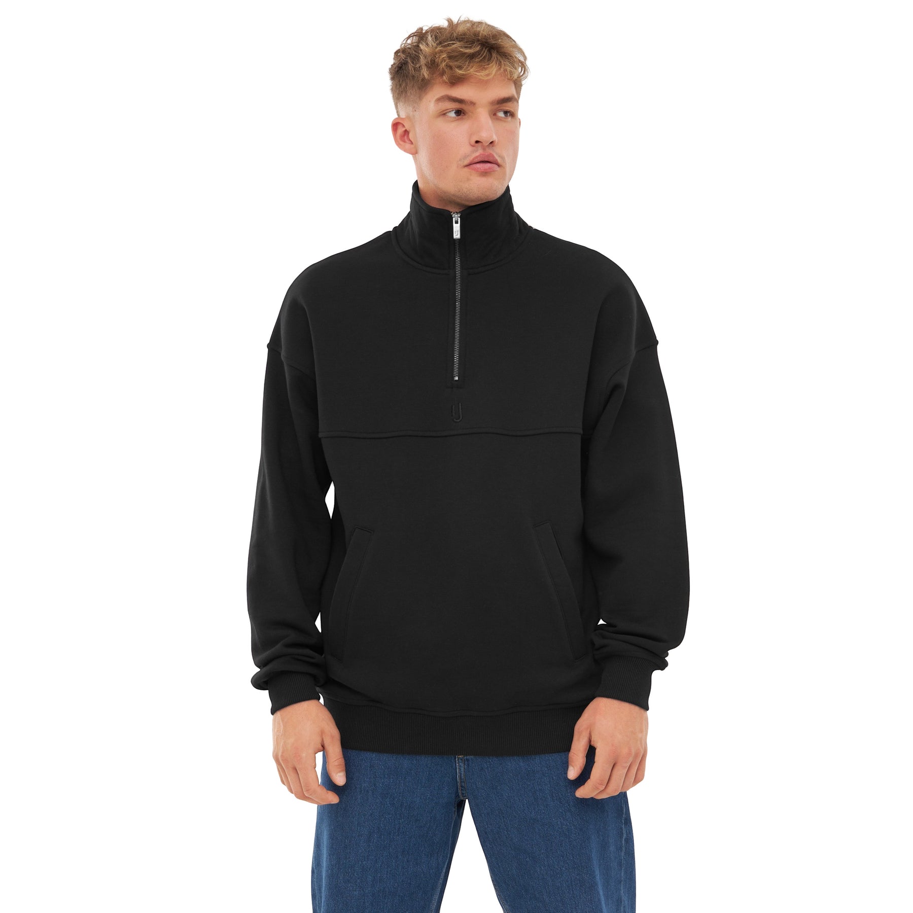 Mann trägt schwarzen Half Zip Sweatshirt 'Cooper' mit Fronttasche und hohem Kragen