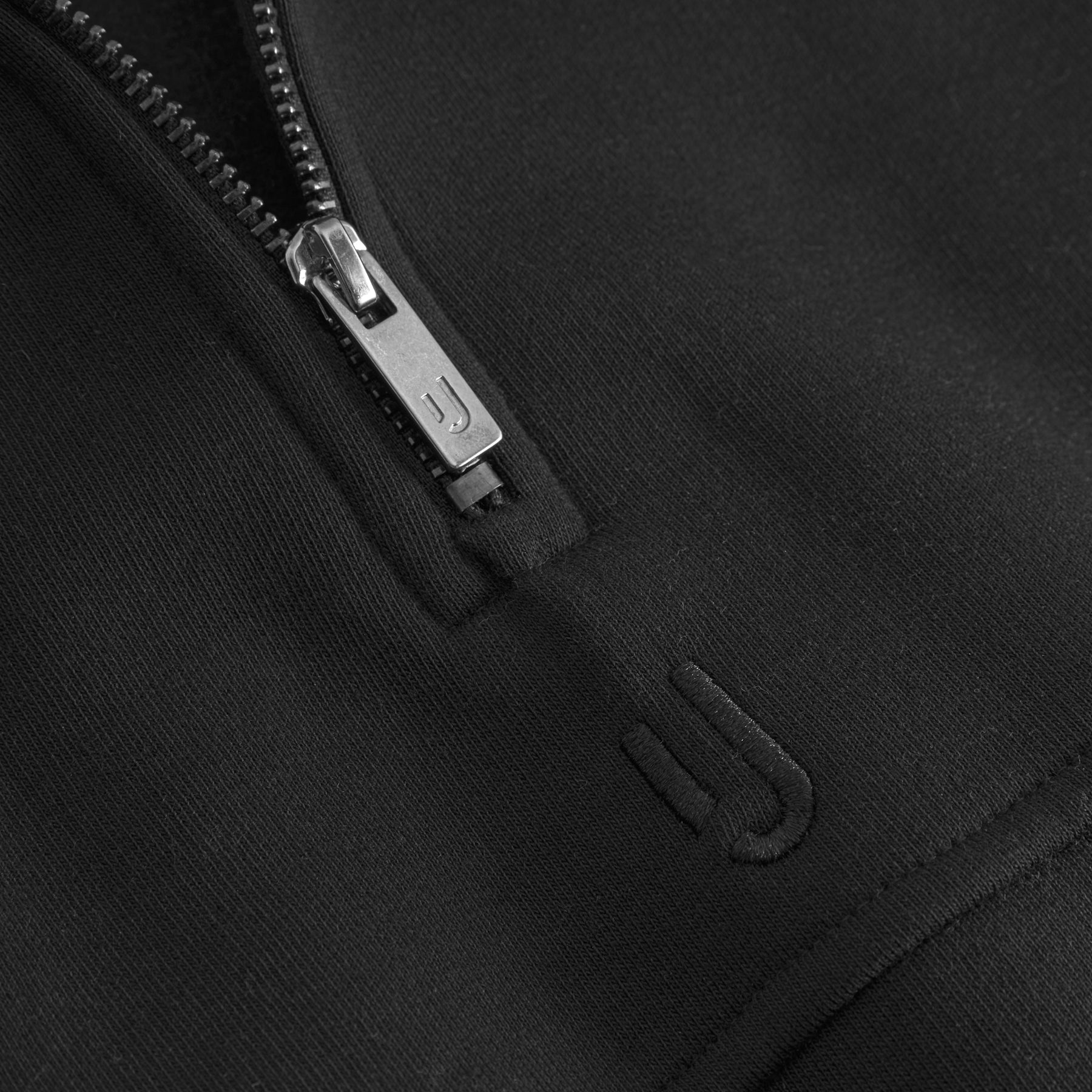 Schwarzer Half-Zip Sweatshirt "Cooper" mit silbernem Reißverschluss und Ton-in-Ton gesticktem Johnny Urban Logo