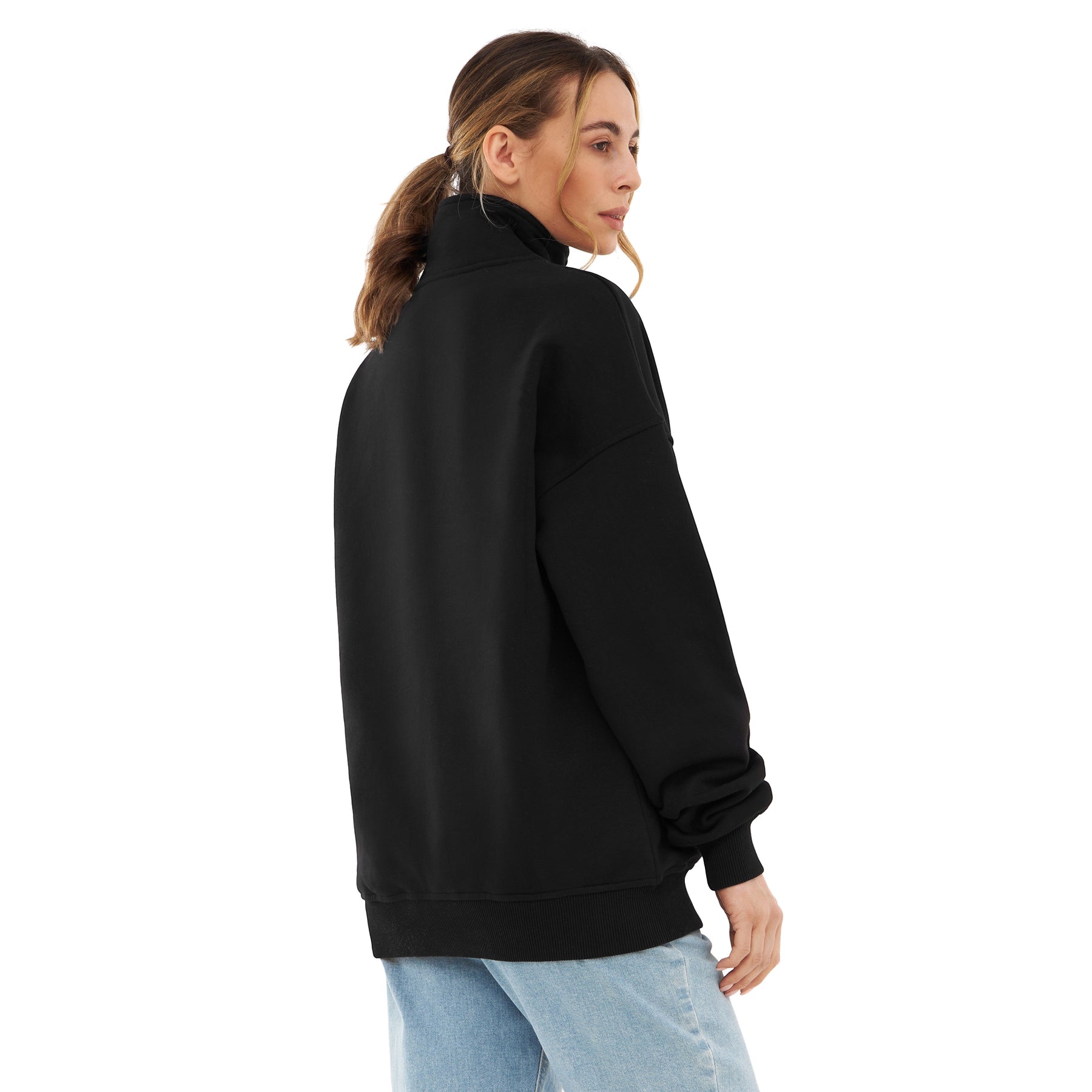 Frau mit halblangem Pferdeschwanz trägt schwarzen Oversize-Halbreißverschluss-Sweatshirt 'Cooper' von Johnny Urban