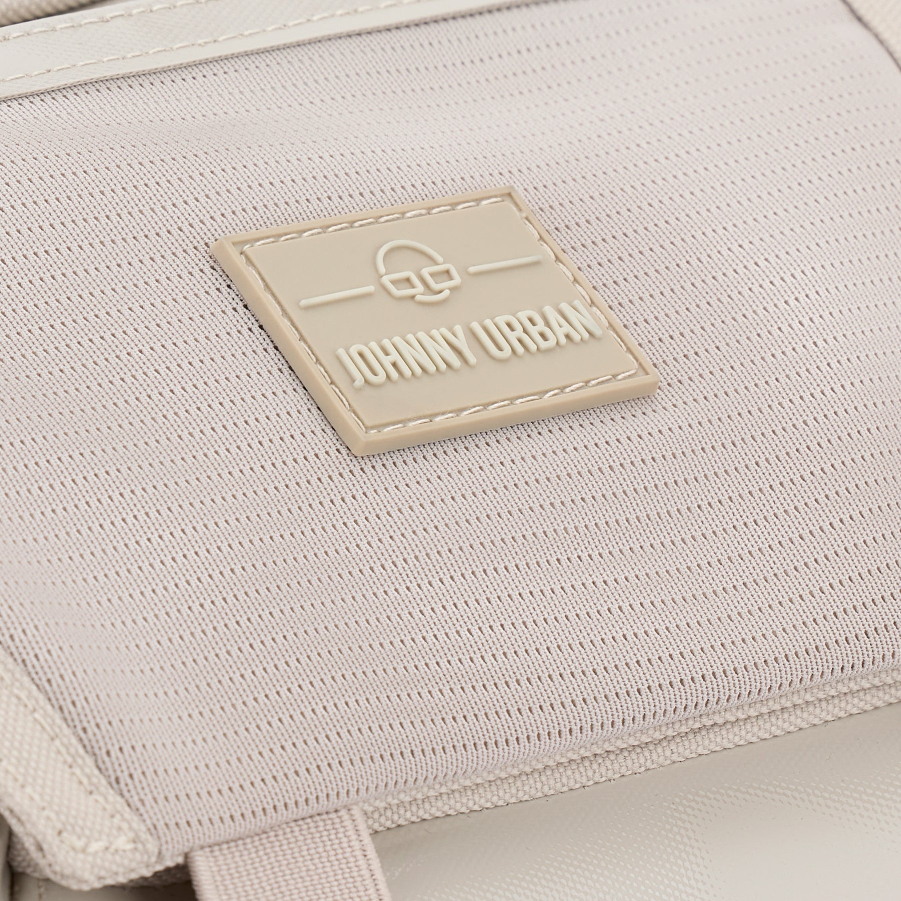 Beige wasserabweisende Damen-Handtasche 'Liv' von Johnny Urban mit geprägtem Logo auf Stoffmaterial