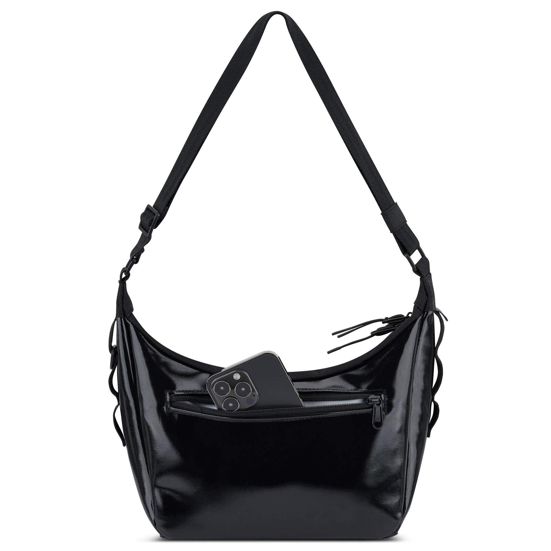 Schwarze Handtasche 'Liv' von Johnny Urban mit verstellbarem Schultergurt und Vorderfach mit Reißverschluss, Smartphone steckt darin