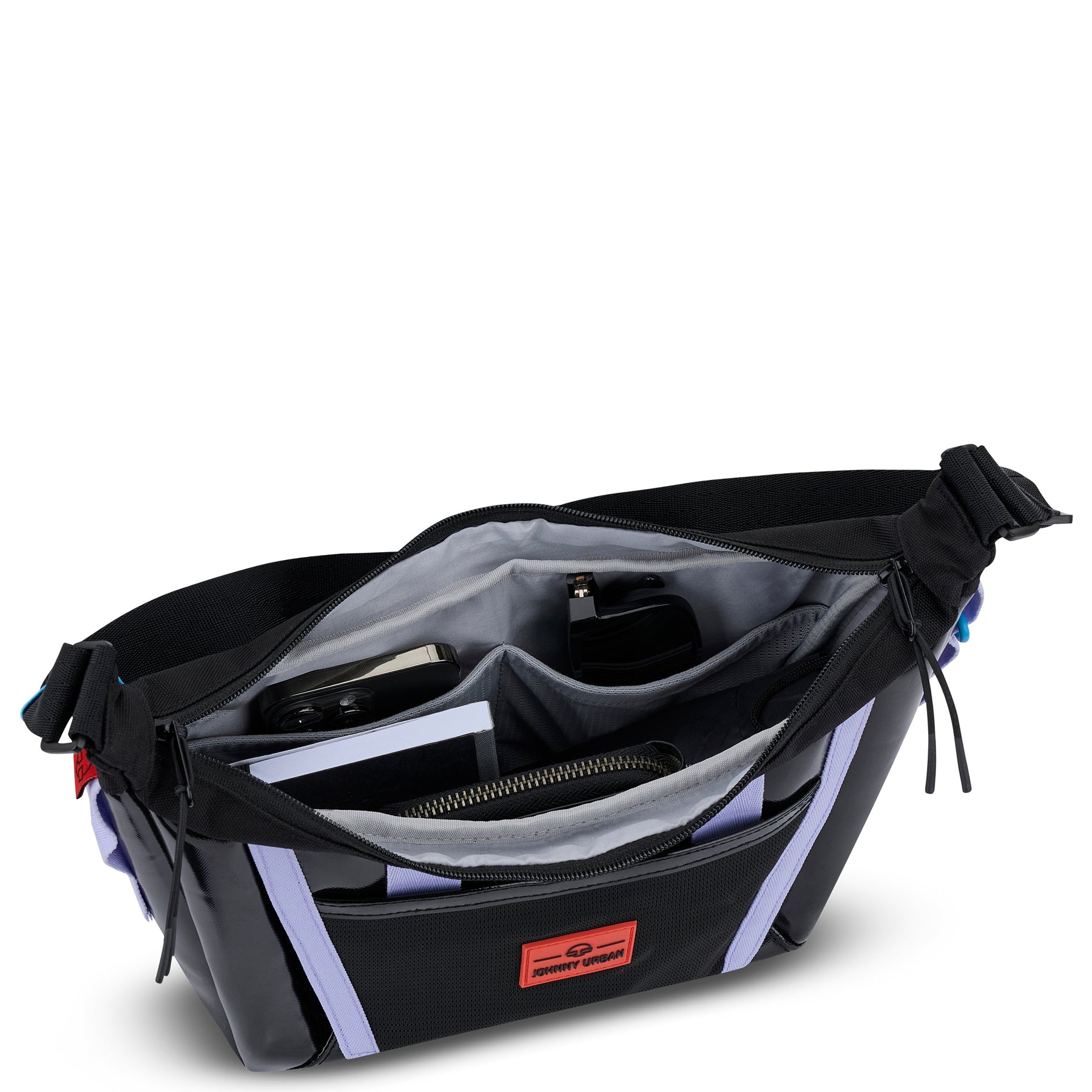 Schwarze Umhängetasche 'Liv' von Johnny Urban mit mehreren Fächern, offen, gefüllt mit Brille, Smartphone, Portemonnaie und Notizbuch