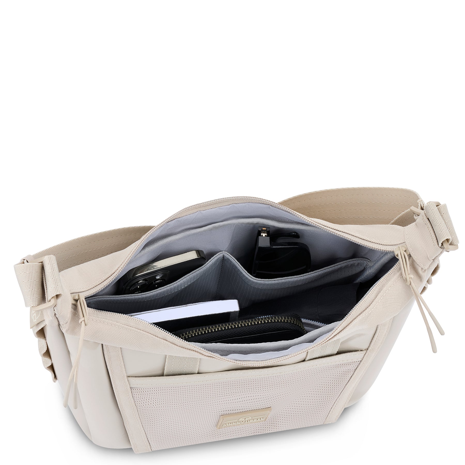 Beige Handtasche 'Liv' von Johnny Urban, mit mehreren Fächern und Inhalt wie Smartphone, Brille und Geldbörse